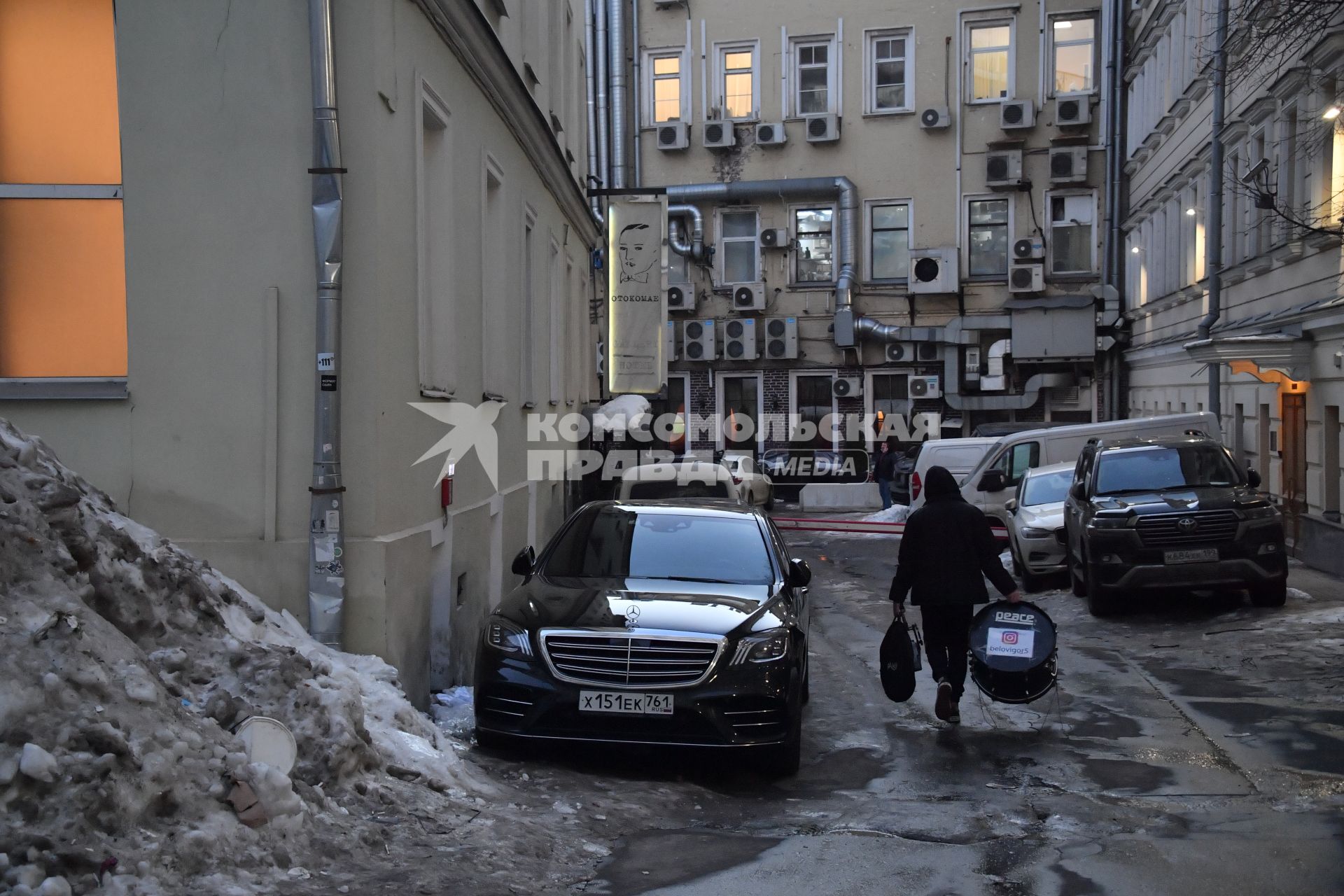 Москва. Припаркованные машины в одном из двогов города.