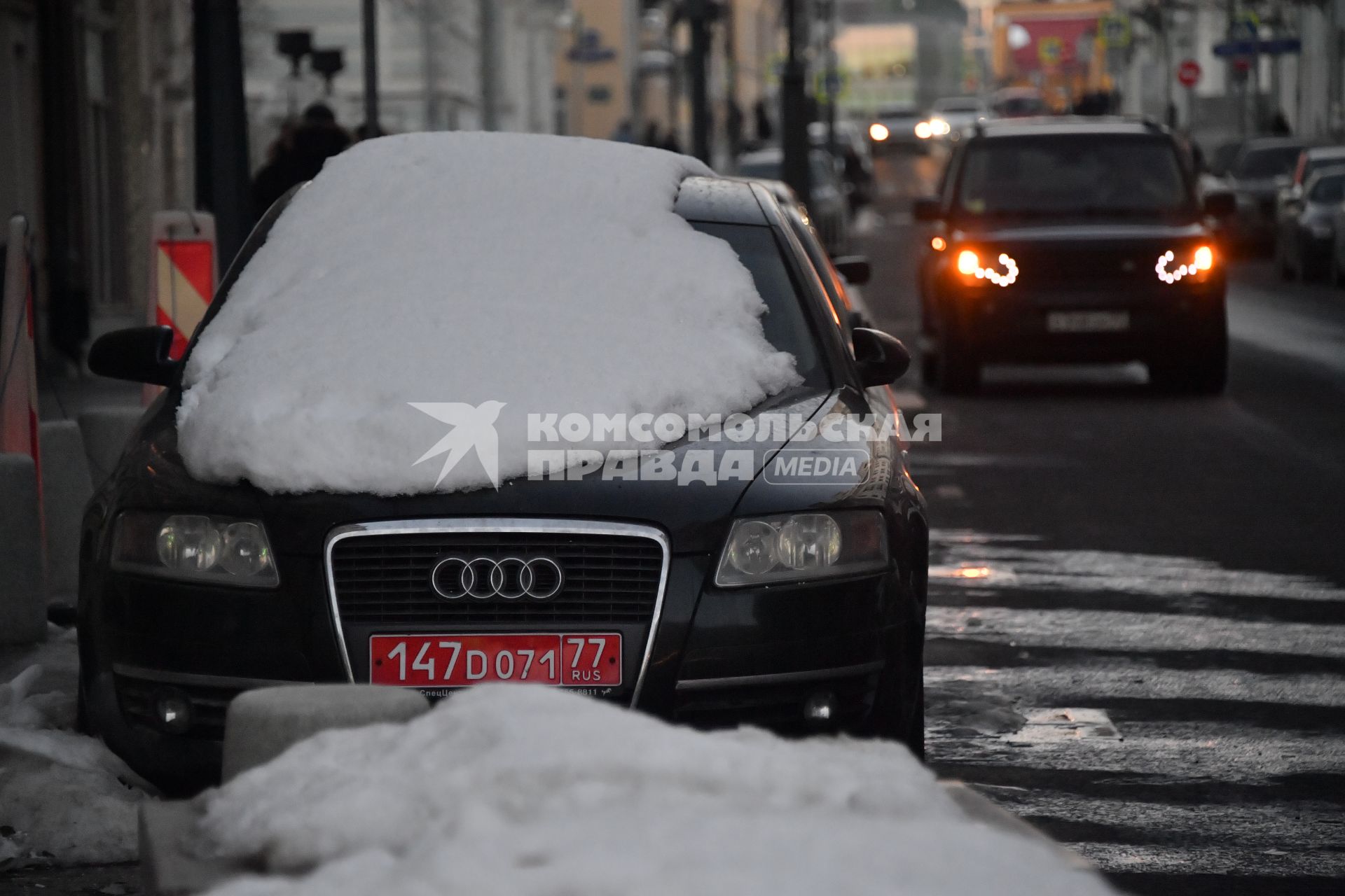 Москва. Машина занесенная снегом.