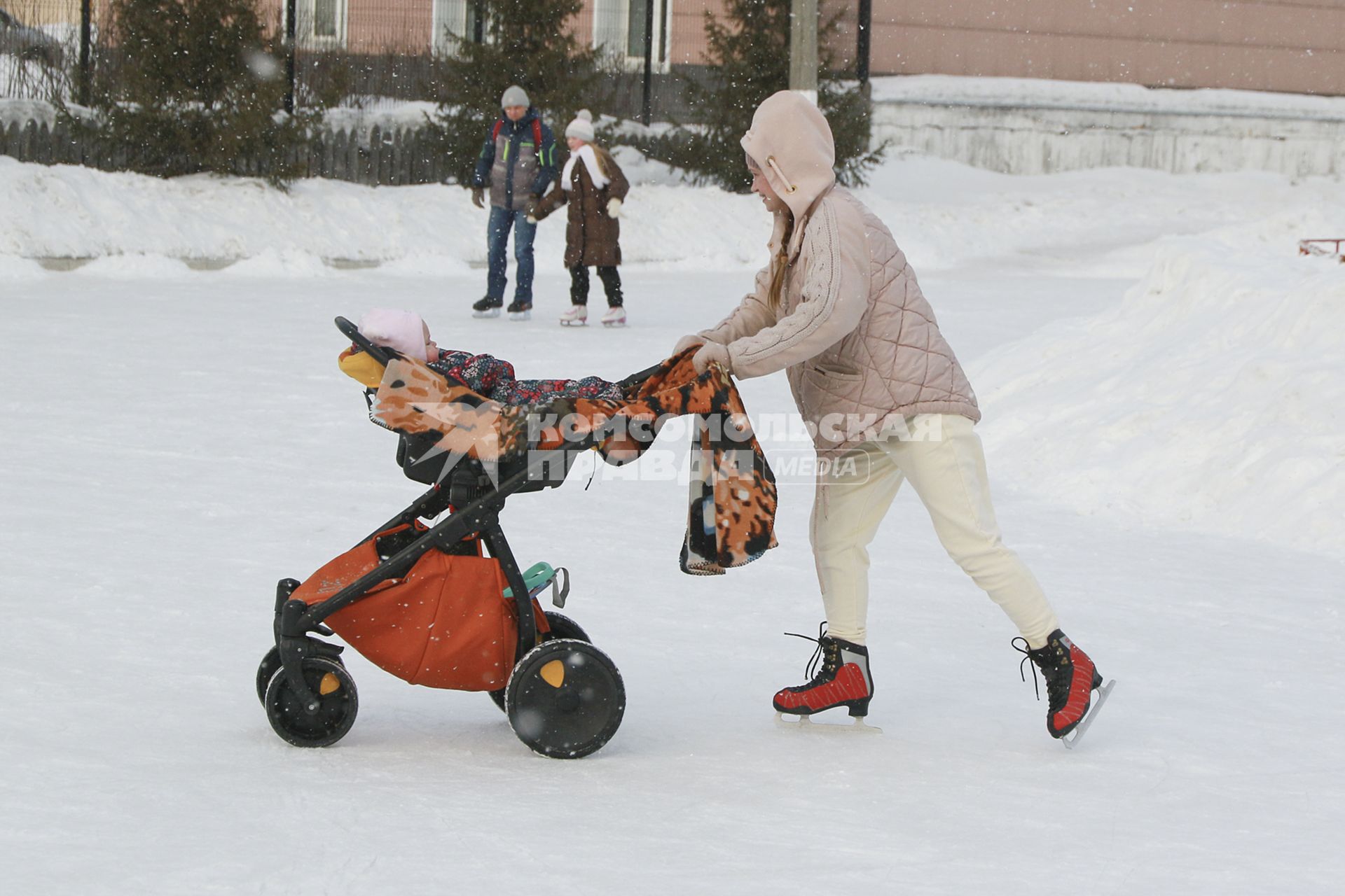 Барнаул. Девушка с ребенком на катке.