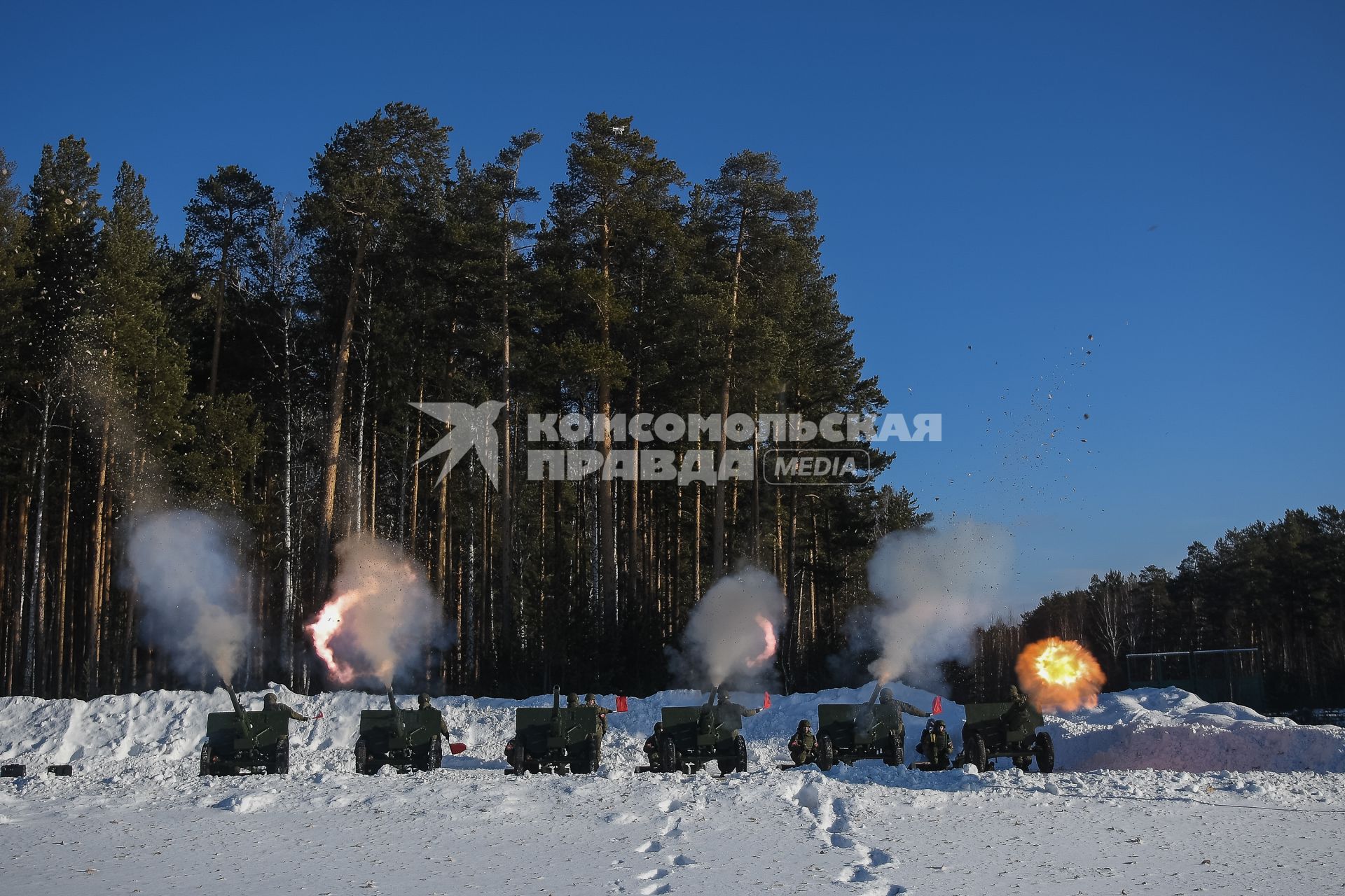 Екатеринбург. Свердловский военный полигон. Тренировка салютного расчета артиллеристов ЦВО перед празднованием 23 февраля, во время которой военнослужащие, стрелянными гильзами, выложили олимпийские кольца в поддержку Российских спортсменов выступающих на Олимпиаде-2022 в Пекине