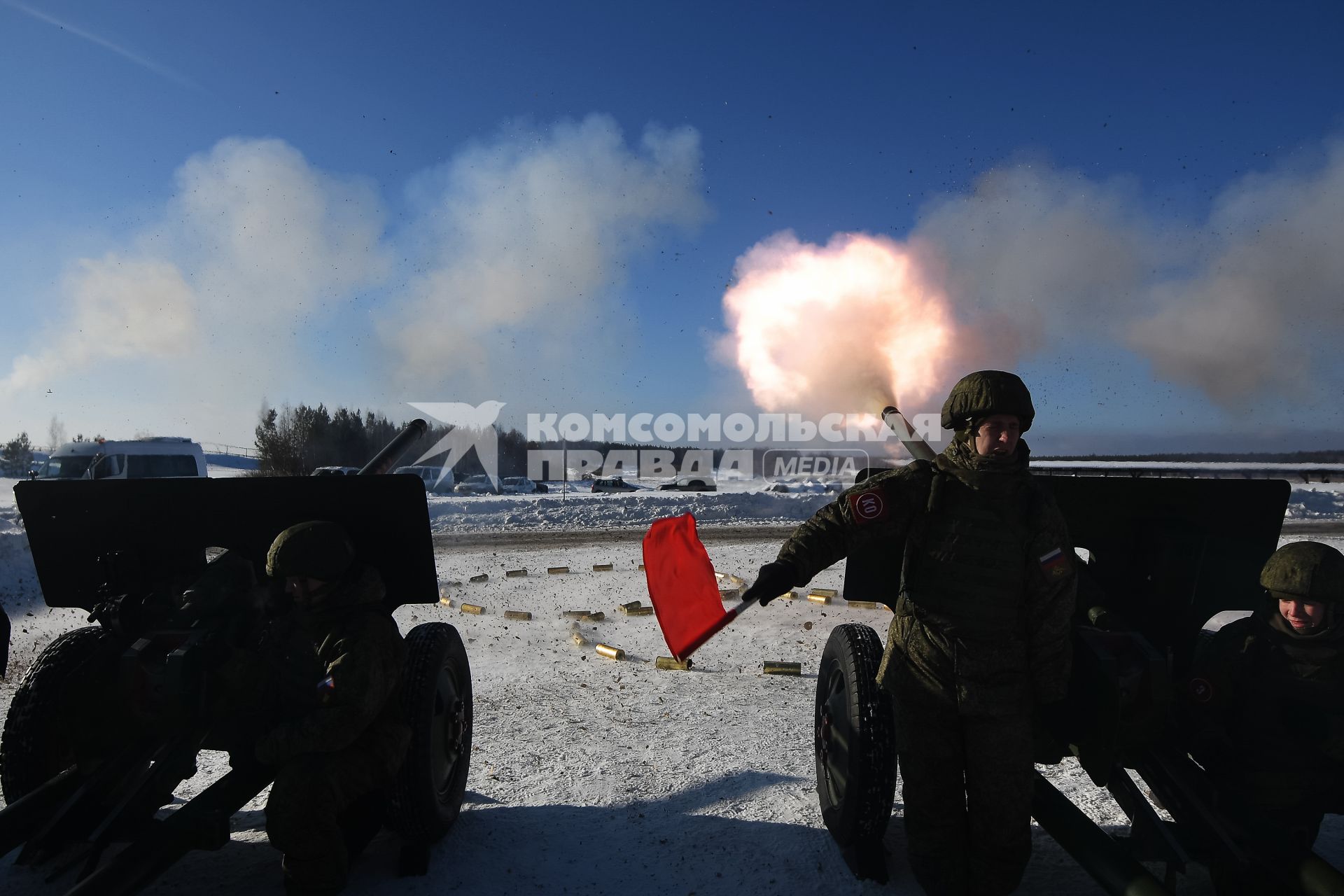 Екатеринбург. Свердловский военный полигон. Тренировка салютного расчета артиллеристов ЦВО перед празднованием 23 февраля, во время которой военнослужащие, стрелянными гильзами, выложили олимпийские кольца в поддержку Российских спортсменов выступающих на Олимпиаде-2022 в Пекине