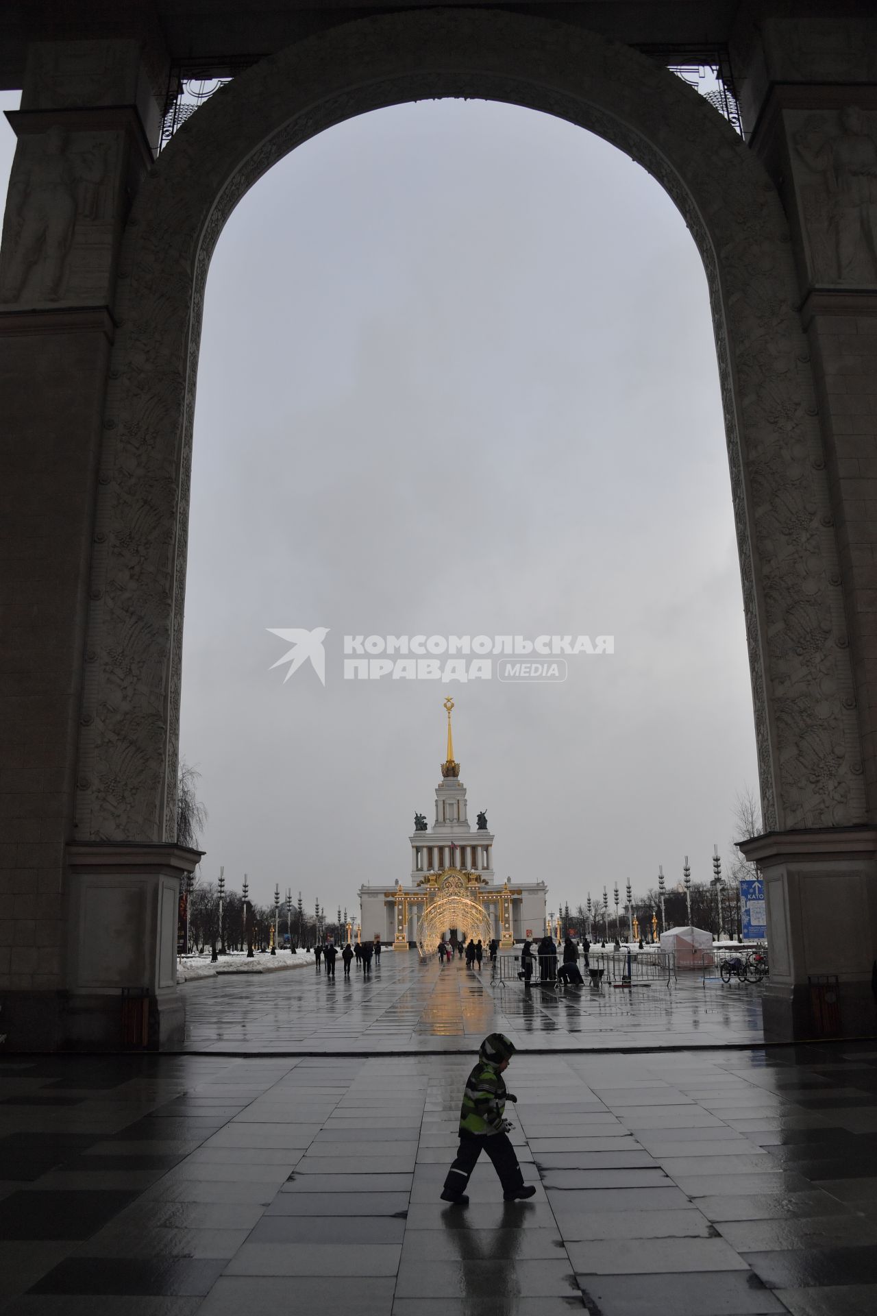 Москва. Посетители на ВДНХ.