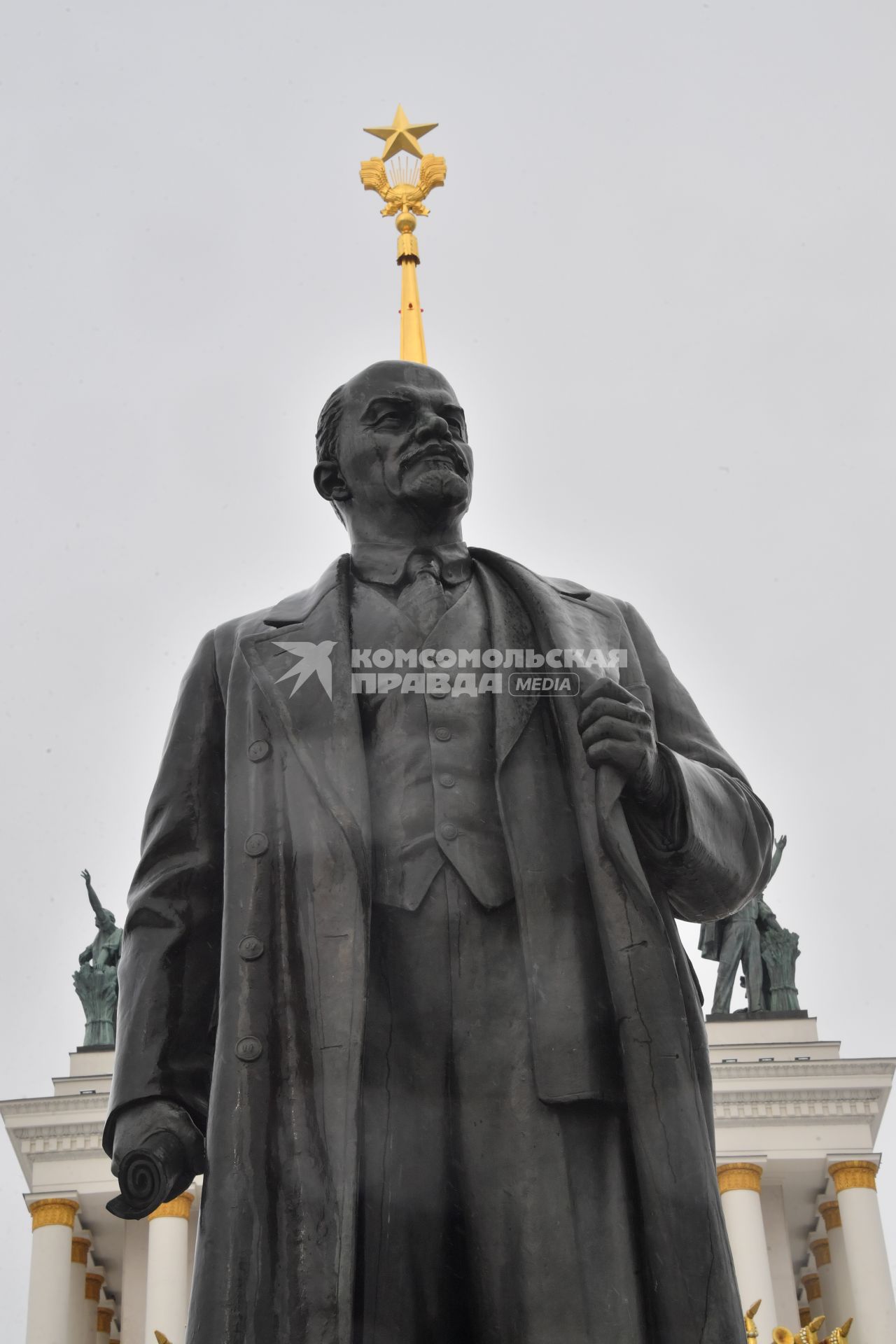 Москва. Памятник В.И. Ленину у павильона #1 `Центральный` на ВДНХ.