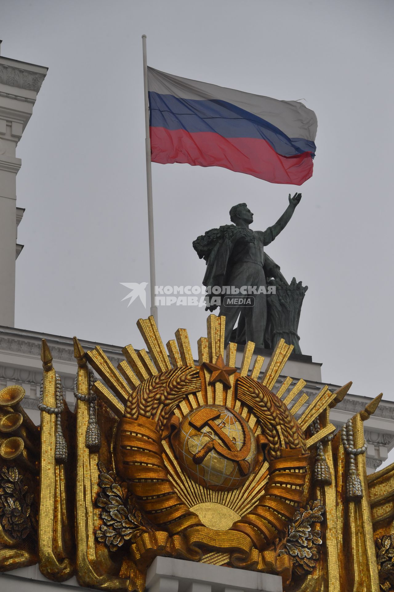 Москва. Герб СССР на здании Главного павильона ВДНХ.