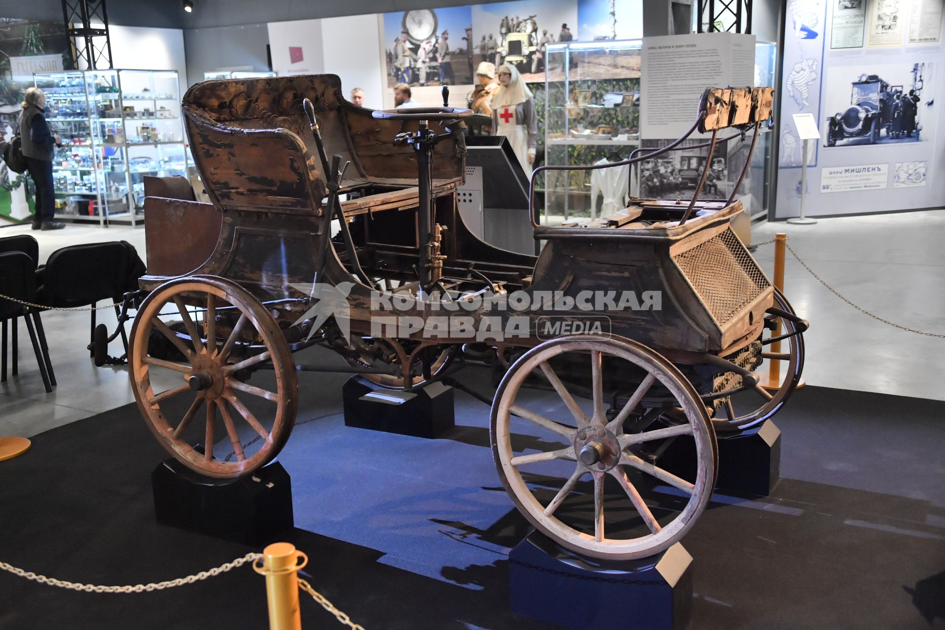 Москва. Автомобиль на выставке `Царский выезд`, посвященной 115-летию Собственного Его Императорского Величества гаража, на ВДНХ.