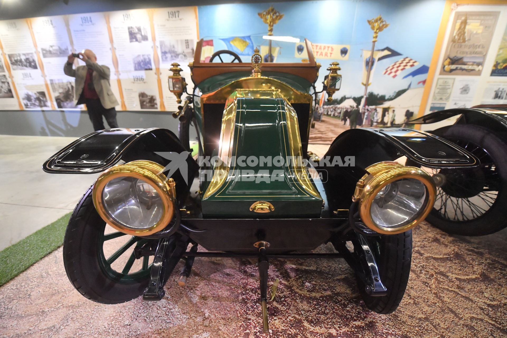 Москва. Автомобиль Renault AX (1908-1914) на выставке `Царский выезд`, посвященной 115-летию Собственного Его Императорского Величества гаража, на ВДНХ.