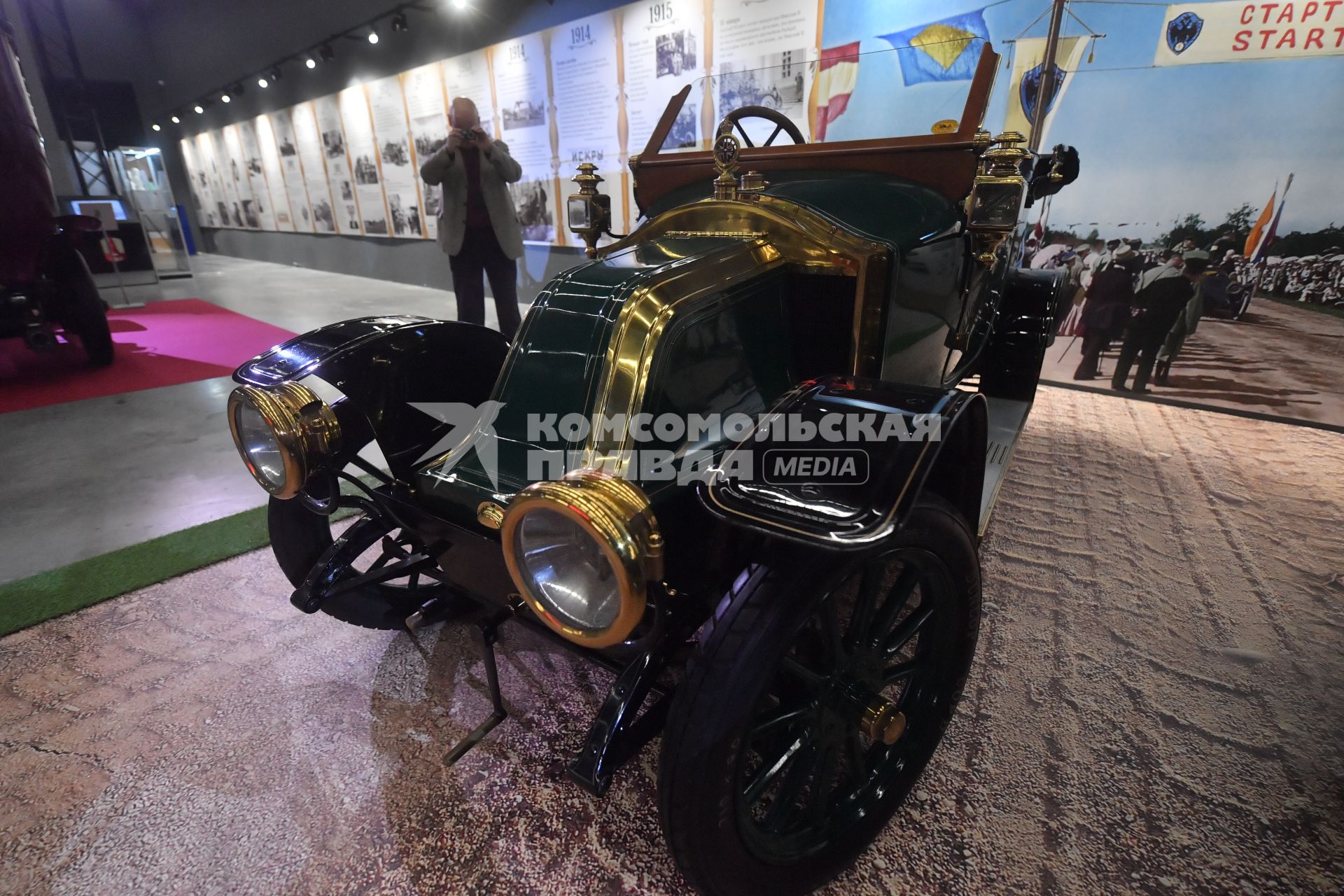 Москва. Автомобиль Renault AX (1908-1914) на выставке `Царский выезд`, посвященной 115-летию Собственного Его Императорского Величества гаража, на ВДНХ.