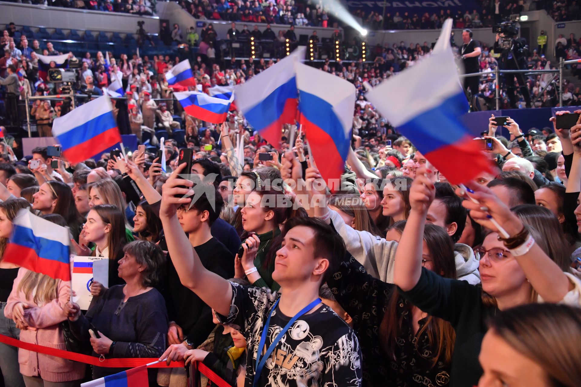 Москва.   Болельщики во время чествования спортсменов олимпийской сборной ОКР, принимавших участие в Олимпиаде-2022 в Пекине, на `ВТБ-Арене`.