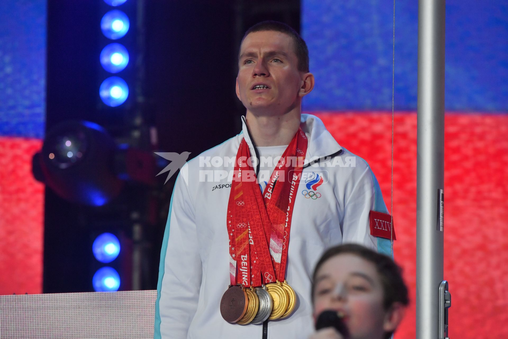 Москва.   Лыжник Александр Большунов, завоевавший три золотых, одну серебряную и одну бронзовую медали на Олимпиаде-2022, во время чествования на \"ВТБ-Арене\".