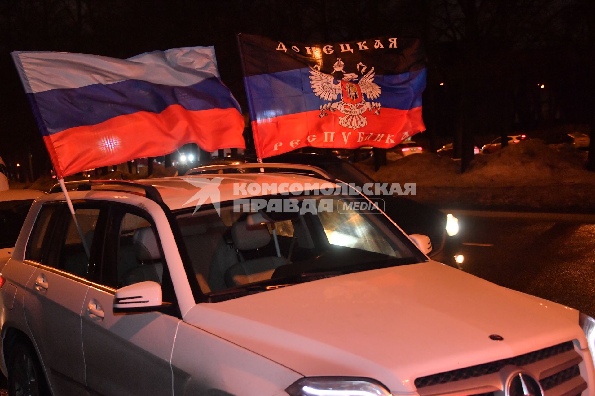 Москва.   Ночной патриотический  автопробег в поддержку ЛНР и ДНР `Своих не бросаем!` прошел в Москве.