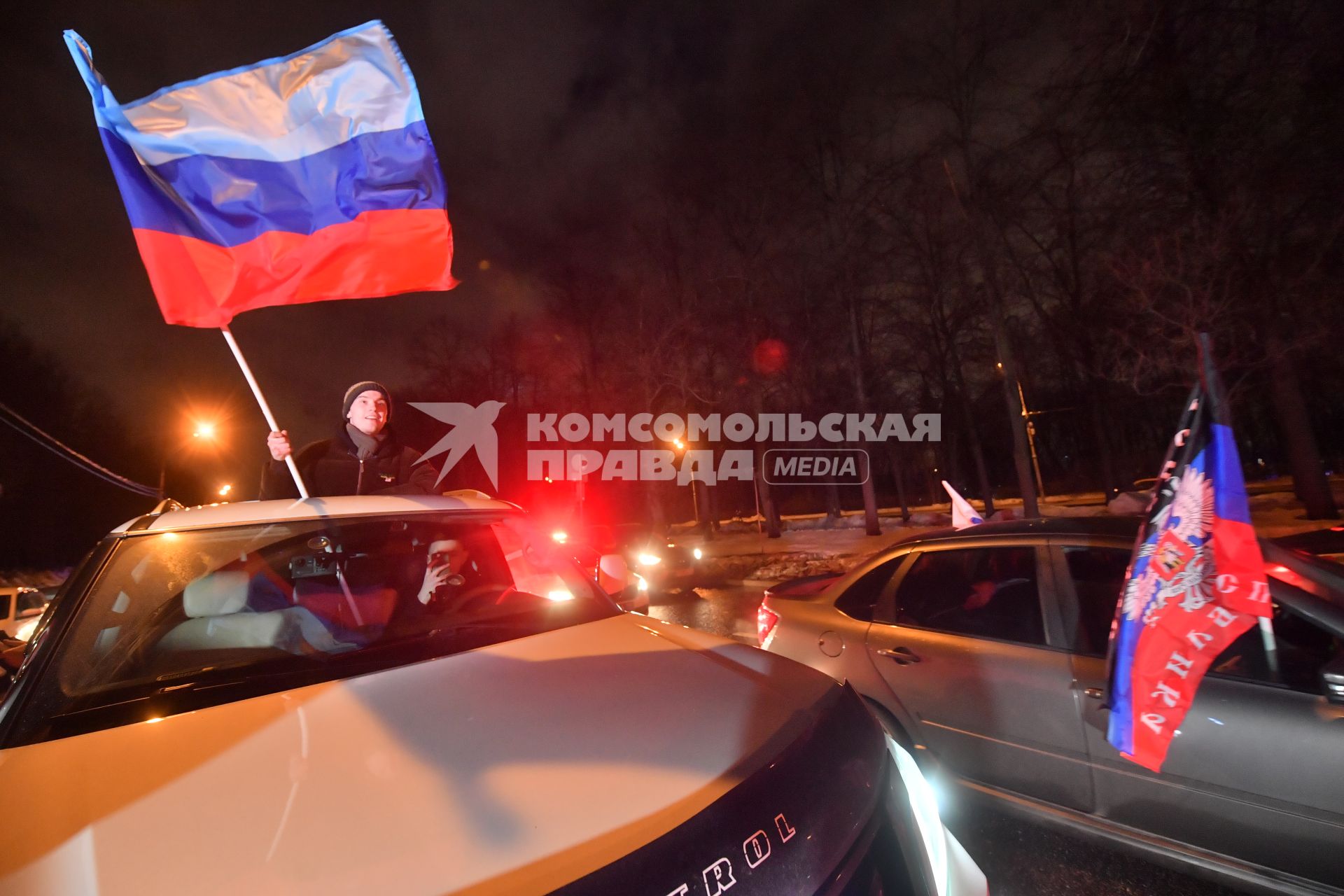 Москва.   Ночной патриотический  автопробег в поддержку ЛНР и ДНР `Своих не бросаем!` прошел в Москве.