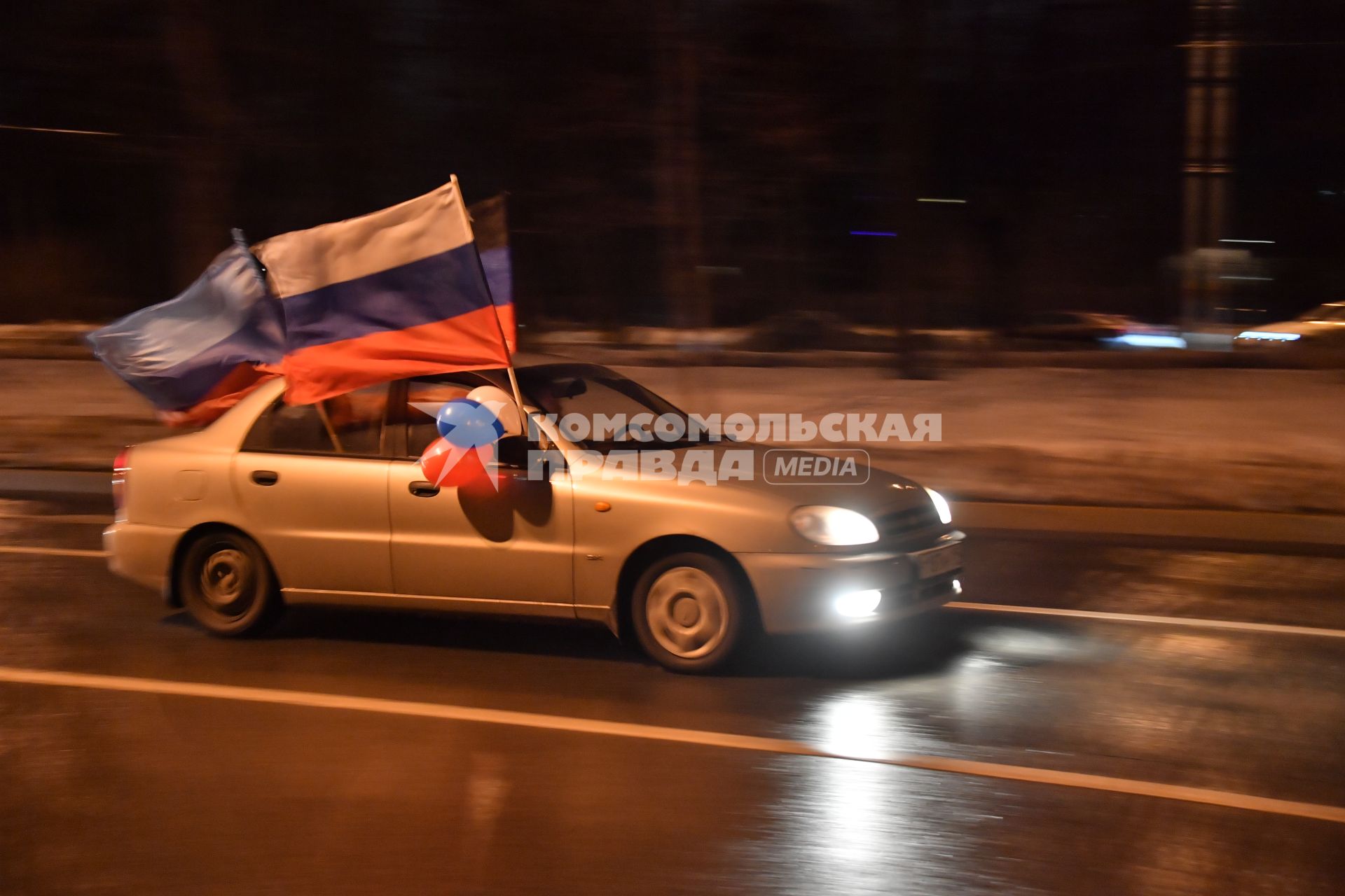 Москва.   Ночной патриотический  автопробег в поддержку ЛНР и ДНР `Своих не бросаем!` прошел в Москве.