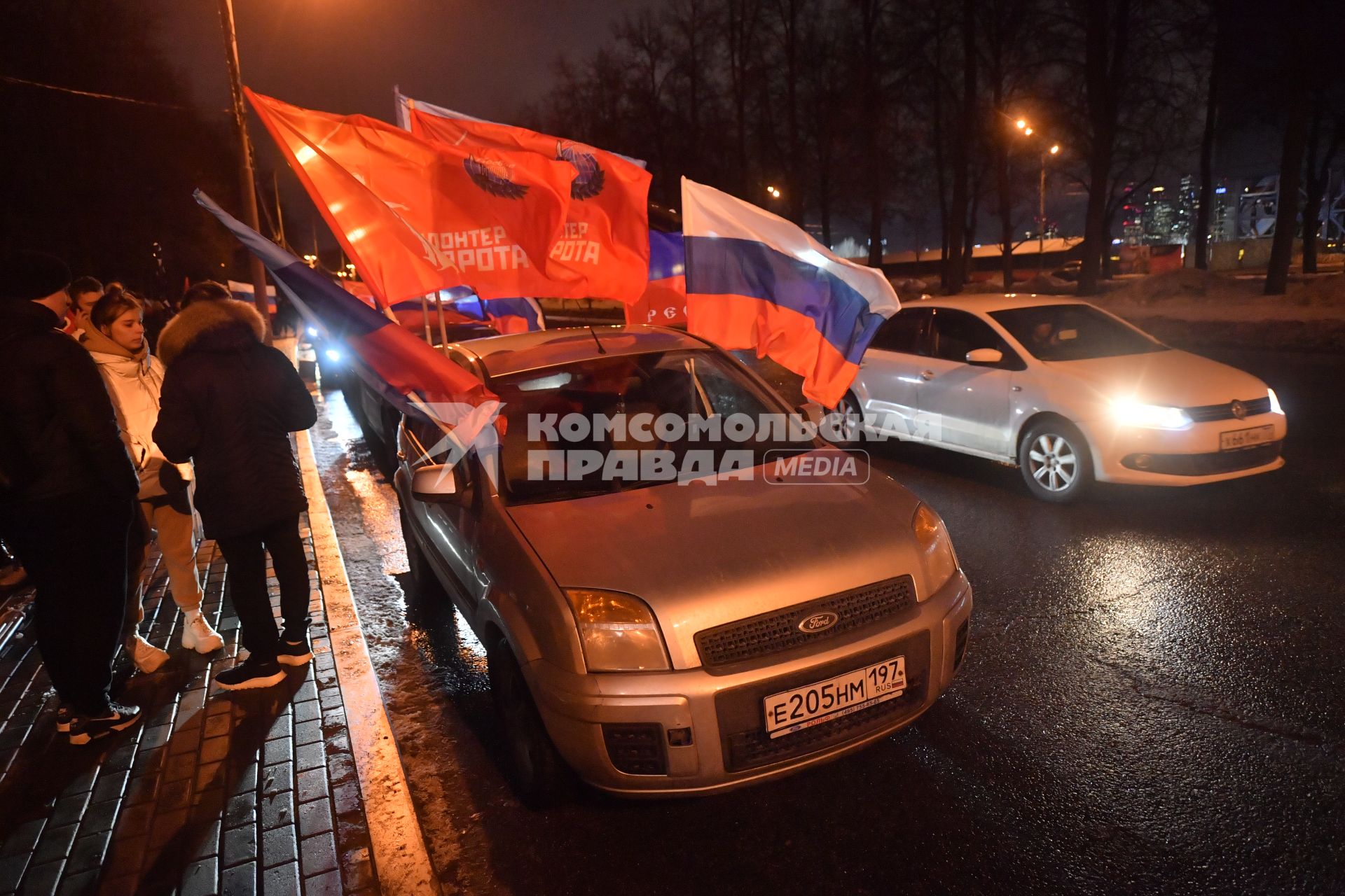 Москва.   Ночной патриотический  автопробег в поддержку ЛНР и ДНР `Своих не бросаем!` прошел в Москве.