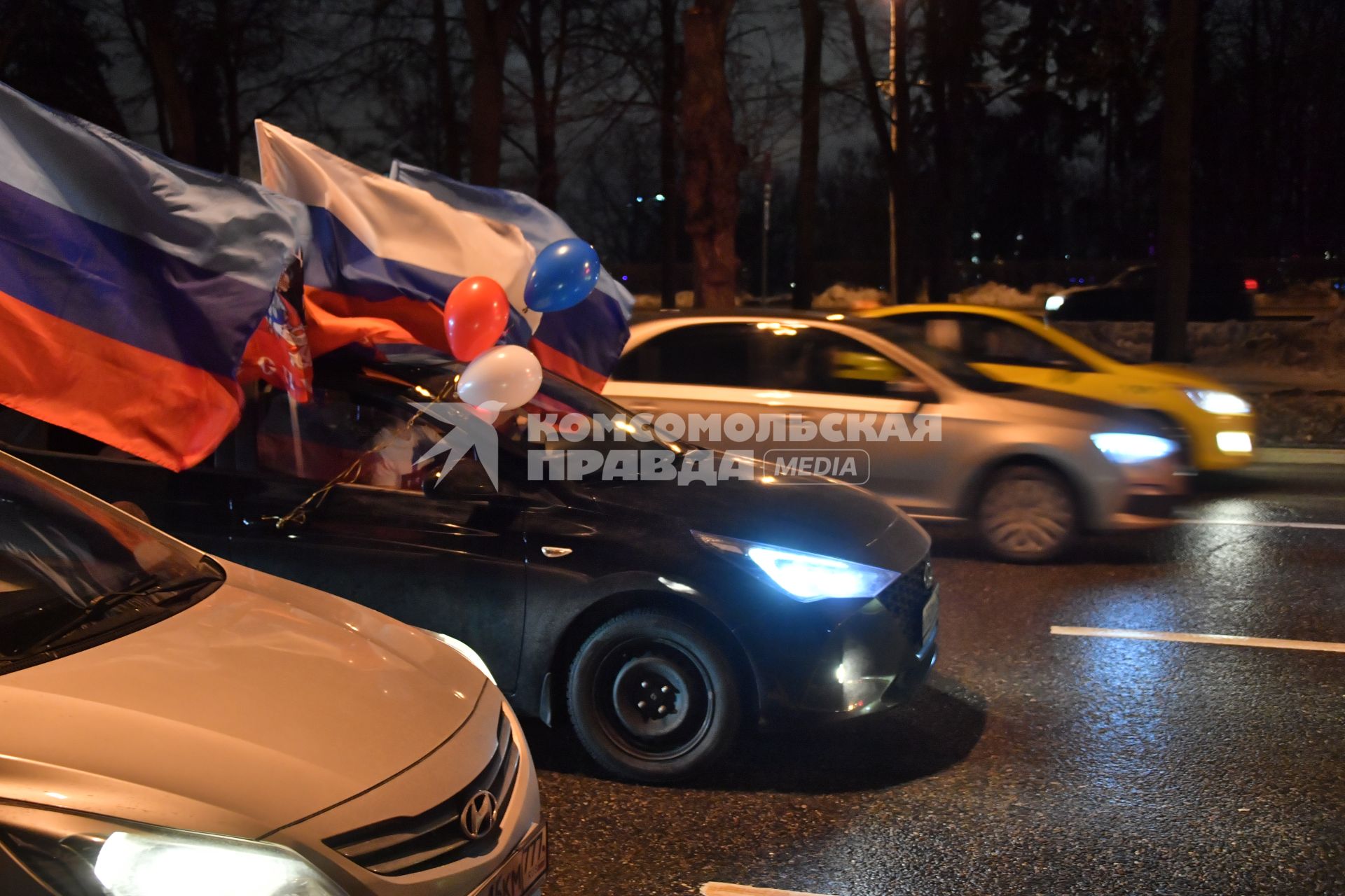 Москва.   Ночной патриотический  автопробег в поддержку ЛНР и ДНР `Своих не бросаем!` прошел в Москве.