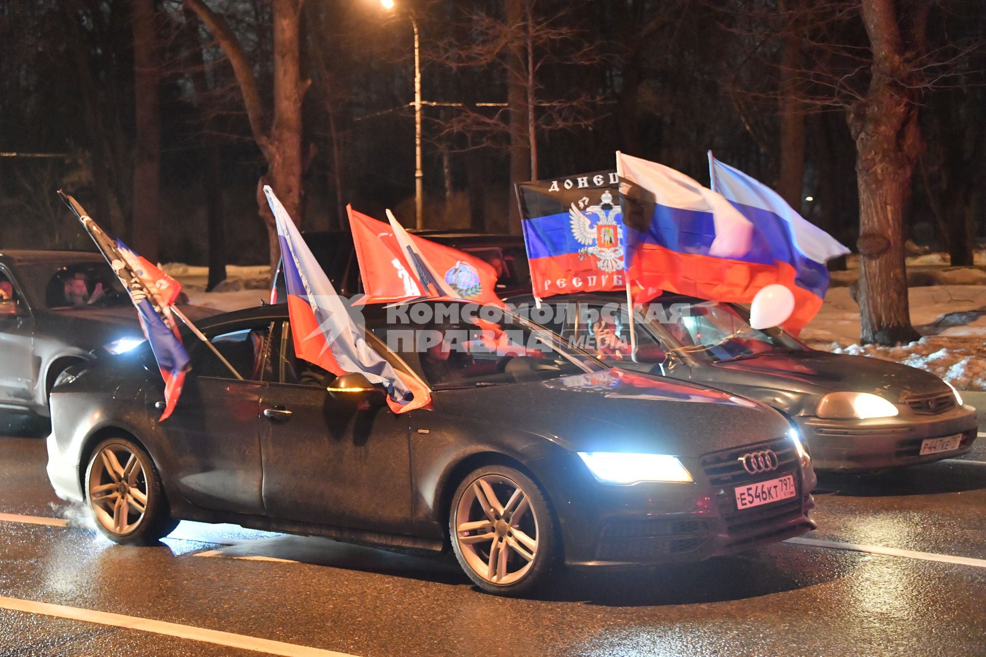 Москва.   Ночной патриотический  автопробег в поддержку ЛНР и ДНР `Своих не бросаем!` прошел в Москве.