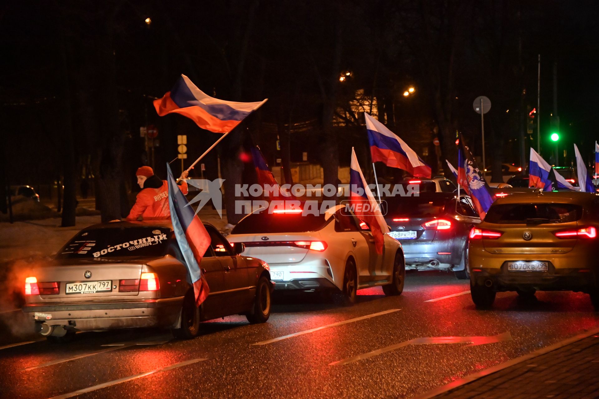 Москва.   Ночной патриотический  автопробег в поддержку ЛНР и ДНР `Своих не бросаем!` прошел в Москве.