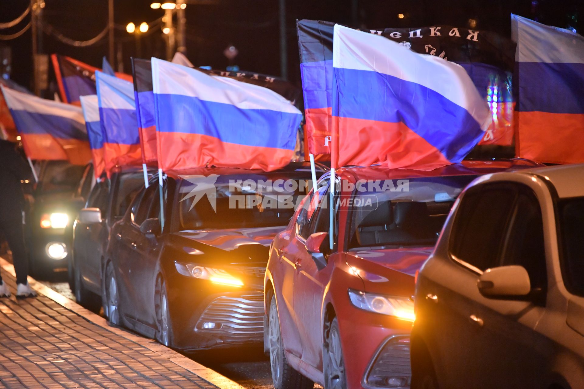 Москва.   Ночной патриотический  автопробег в поддержку ЛНР и ДНР `Своих не бросаем!` прошел в Москве.