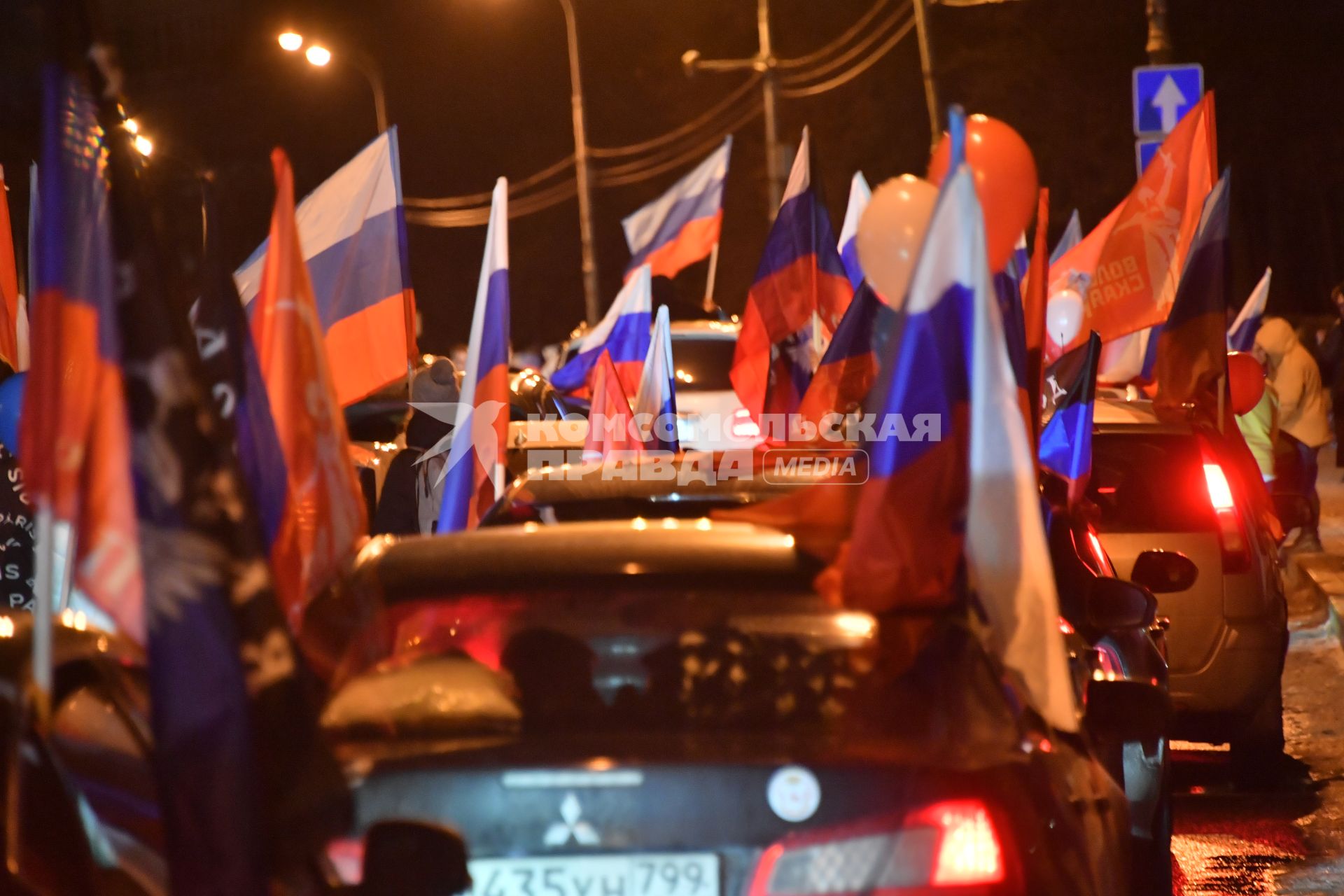 Москва.   Ночной патриотический  автопробег в поддержку ЛНР и ДНР `Своих не бросаем!` прошел в Москве.