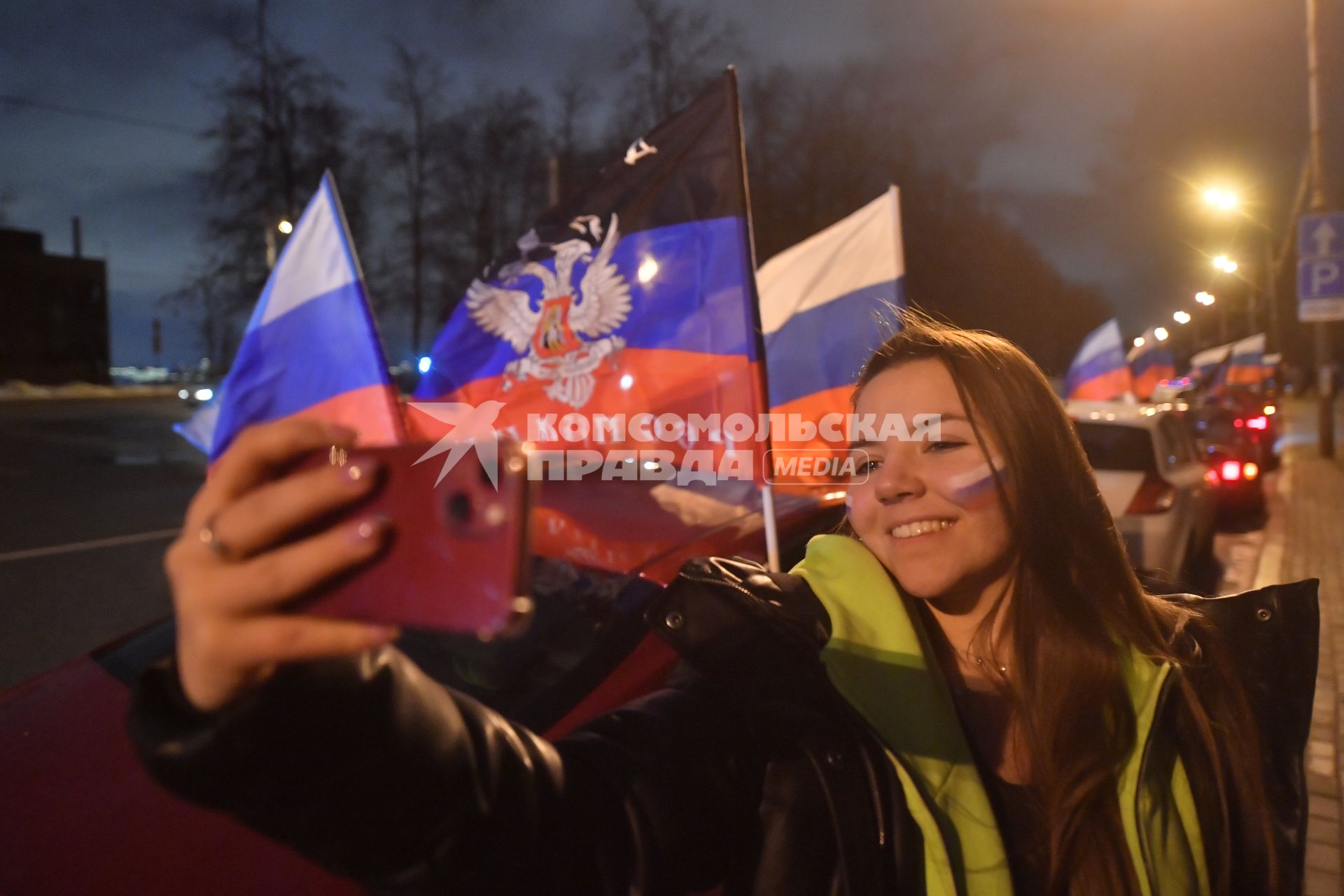 Москва.   Ночной патриотический  автопробег в поддержку ЛНР и ДНР `Своих не бросаем!` прошел в Москве.