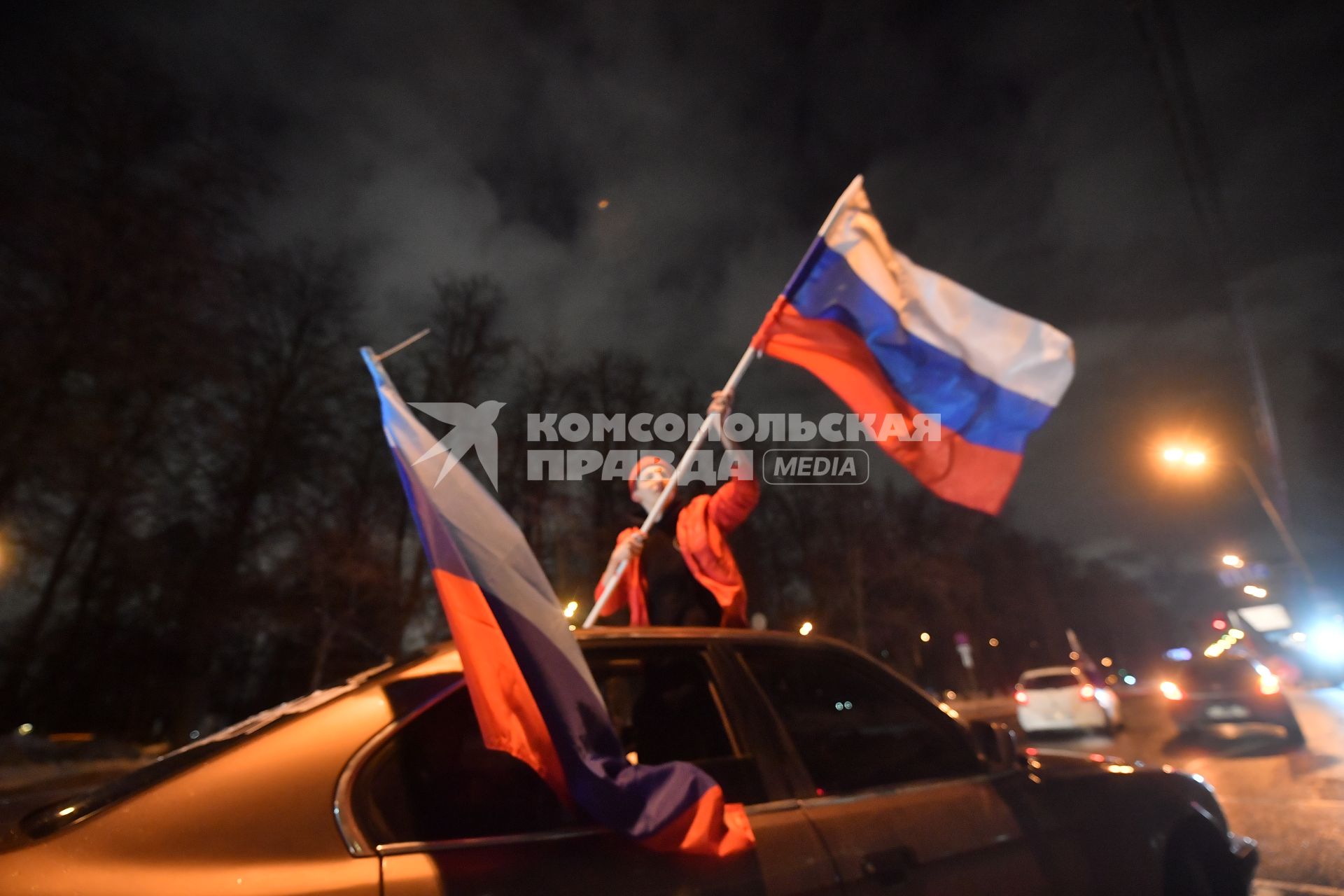 Москва.   Ночной патриотический  автопробег в поддержку ЛНР и ДНР `Своих не бросаем!` прошел в Москве.