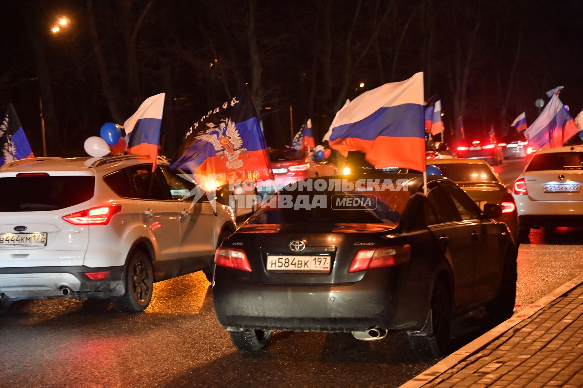 Москва.   Ночной патриотический  автопробег в поддержку ЛНР и ДНР `Своих не бросаем!` прошел в Москве.