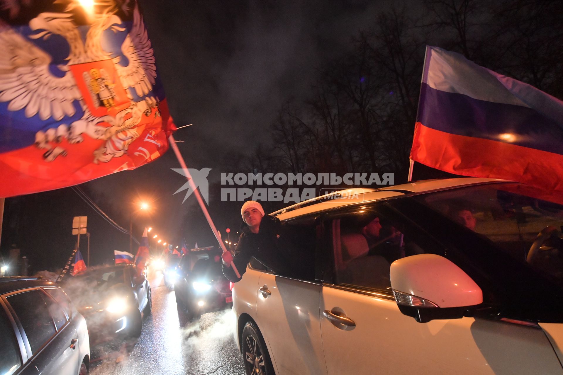 Москва.   Ночной патриотический  автопробег в поддержку ЛНР и ДНР `Своих не бросаем!` прошел в Москве.