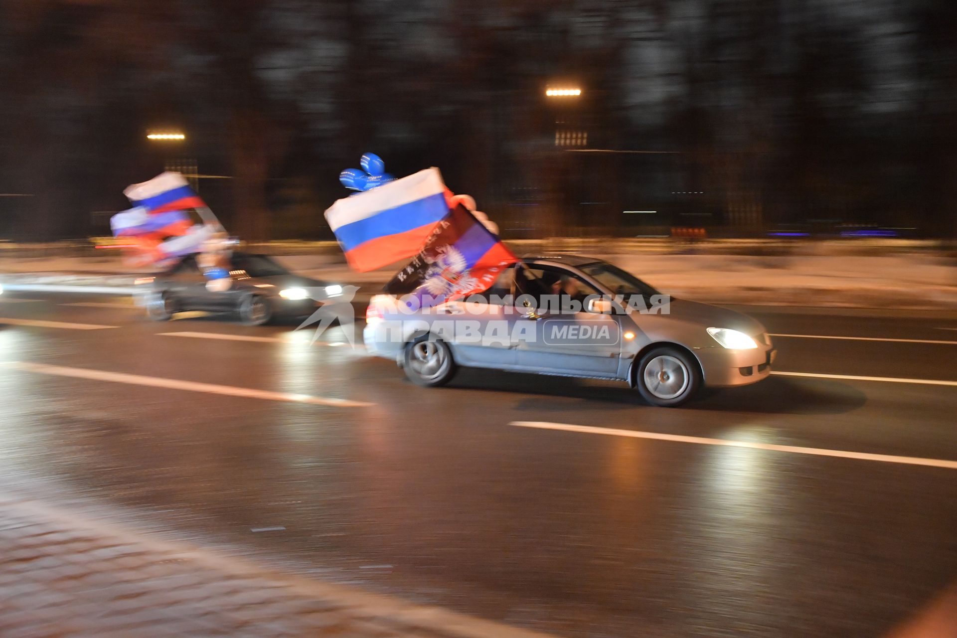 Москва.   Ночной патриотический  автопробег в поддержку ЛНР и ДНР `Своих не бросаем!` прошел в Москве.