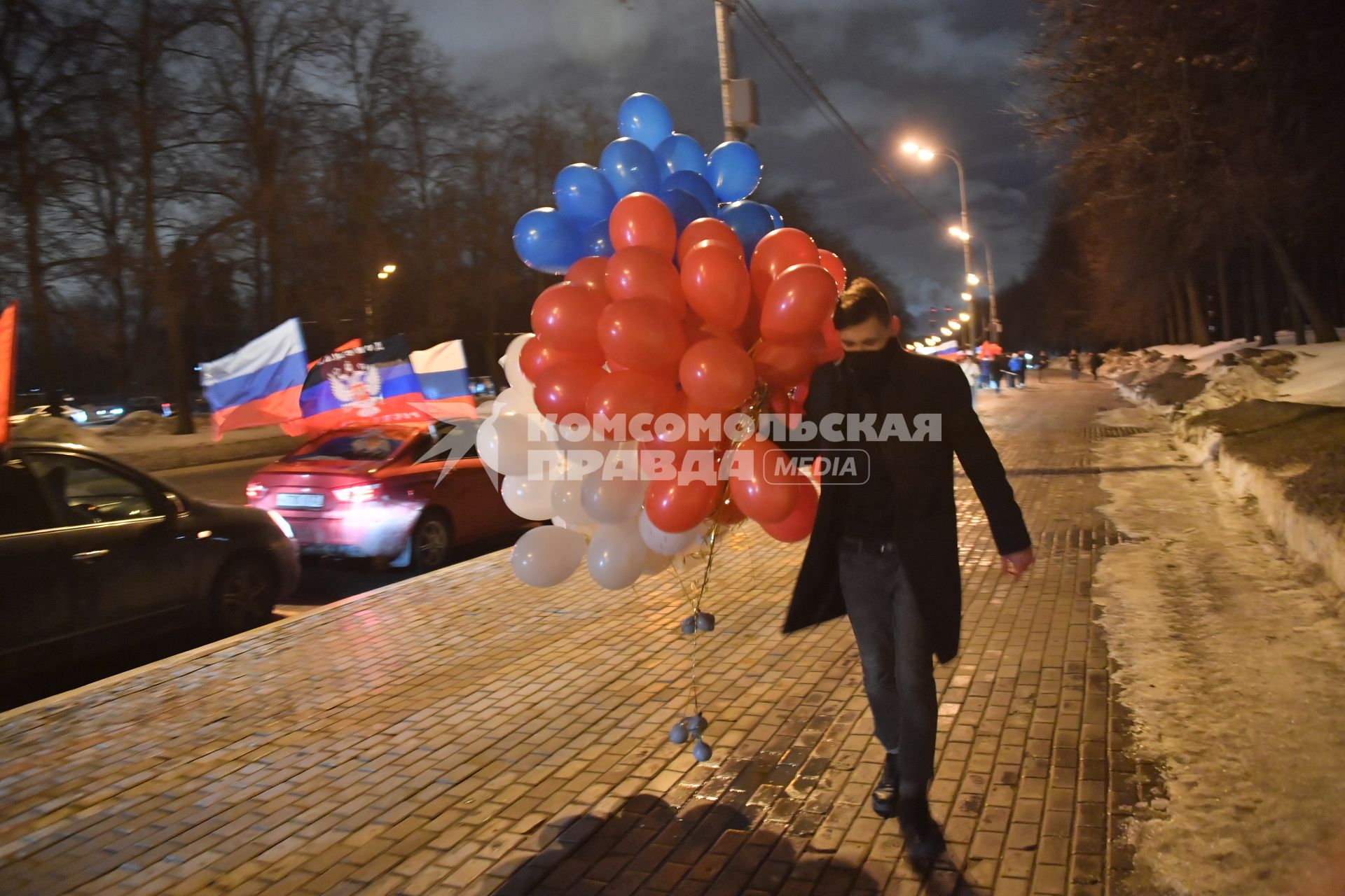 Москва.   Ночной патриотический  автопробег в поддержку ЛНР и ДНР `Своих не бросаем!` прошел в Москве.