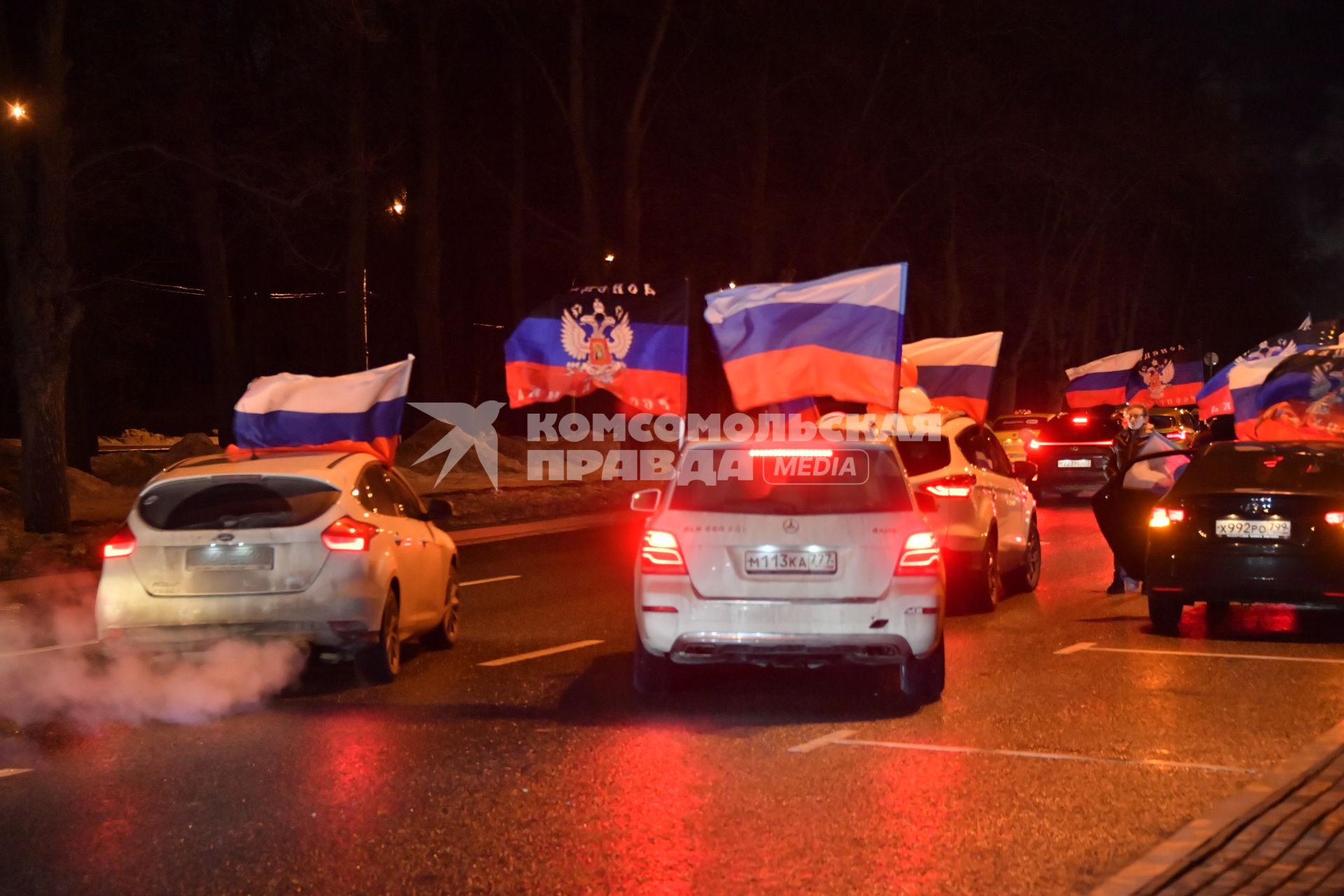 Москва.   Ночной патриотический  автопробег в поддержку ЛНР и ДНР `Своих не бросаем!` прошел в Москве.