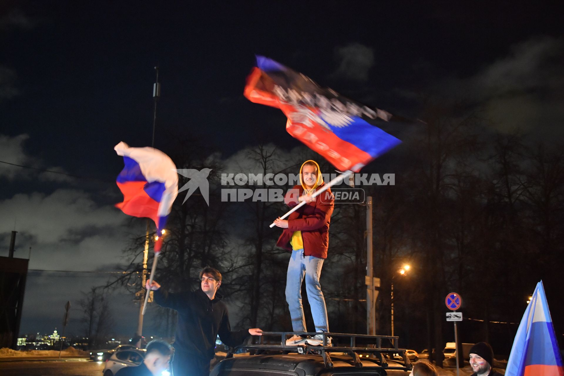 Москва.   Ночной патриотический  автопробег в поддержку ЛНР и ДНР `Своих не бросаем!` прошел в Москве.