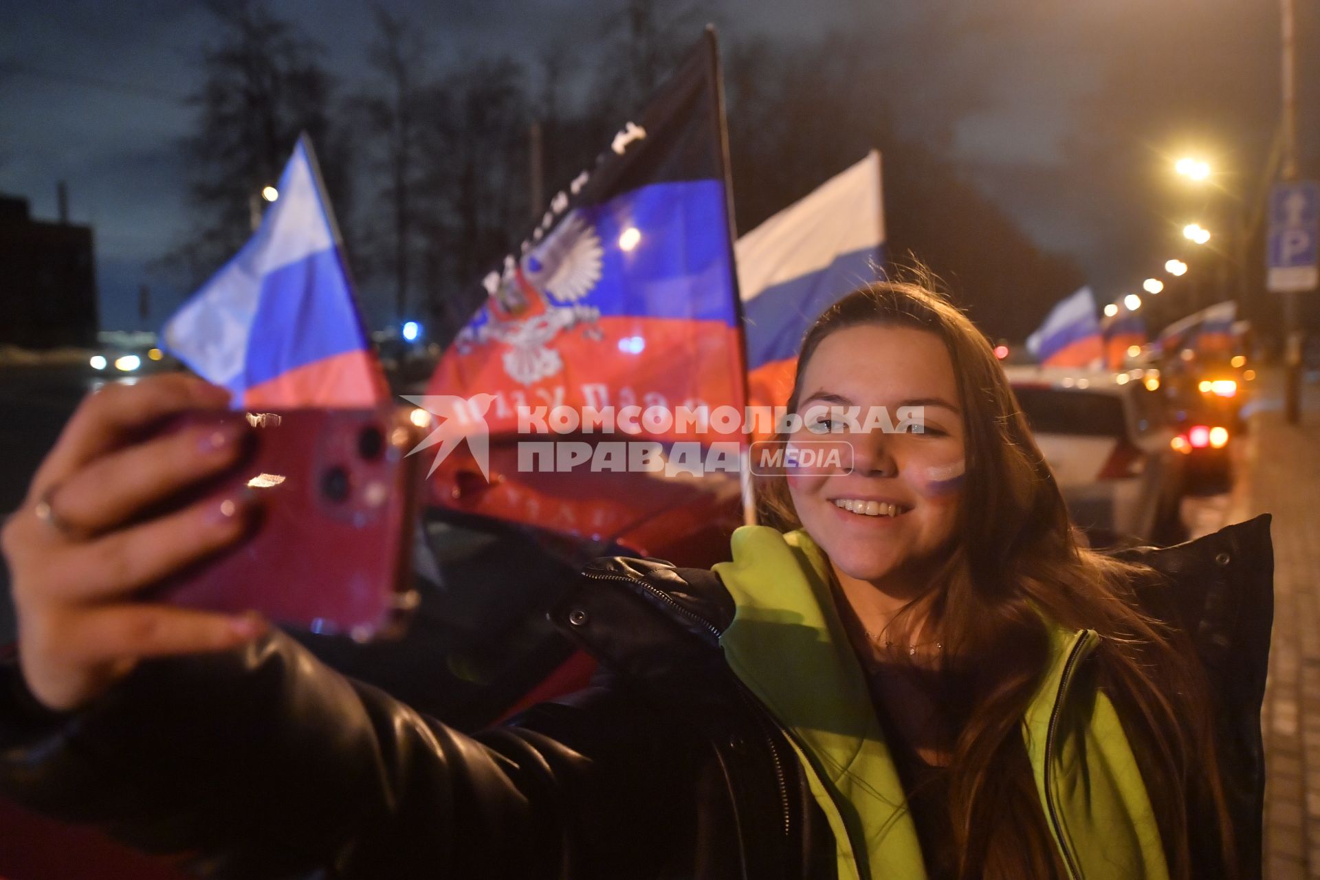 Москва.   Ночной патриотический  автопробег в поддержку ЛНР и ДНР `Своих не бросаем!` прошел в Москве.