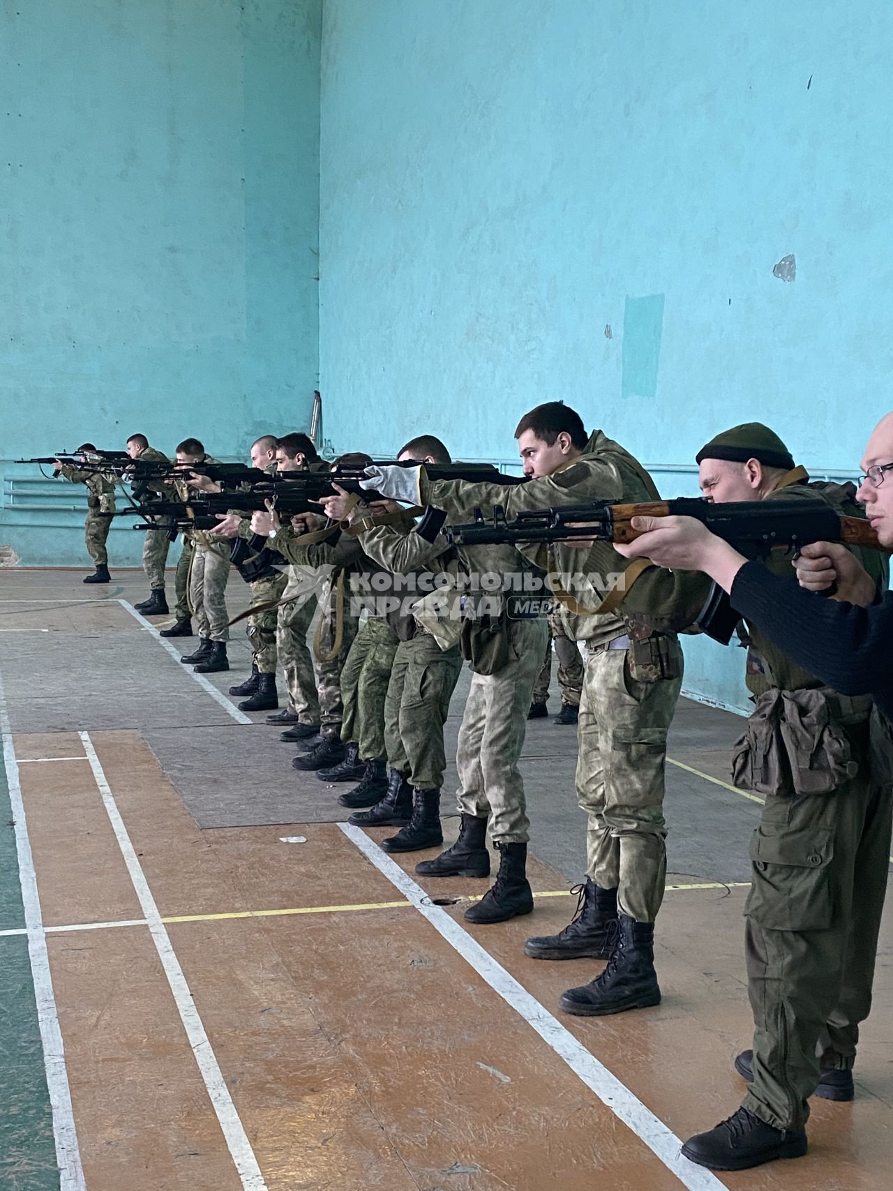 Донецк. Бойцы народной милиции ДНР во время тренировки в спортивном зале.