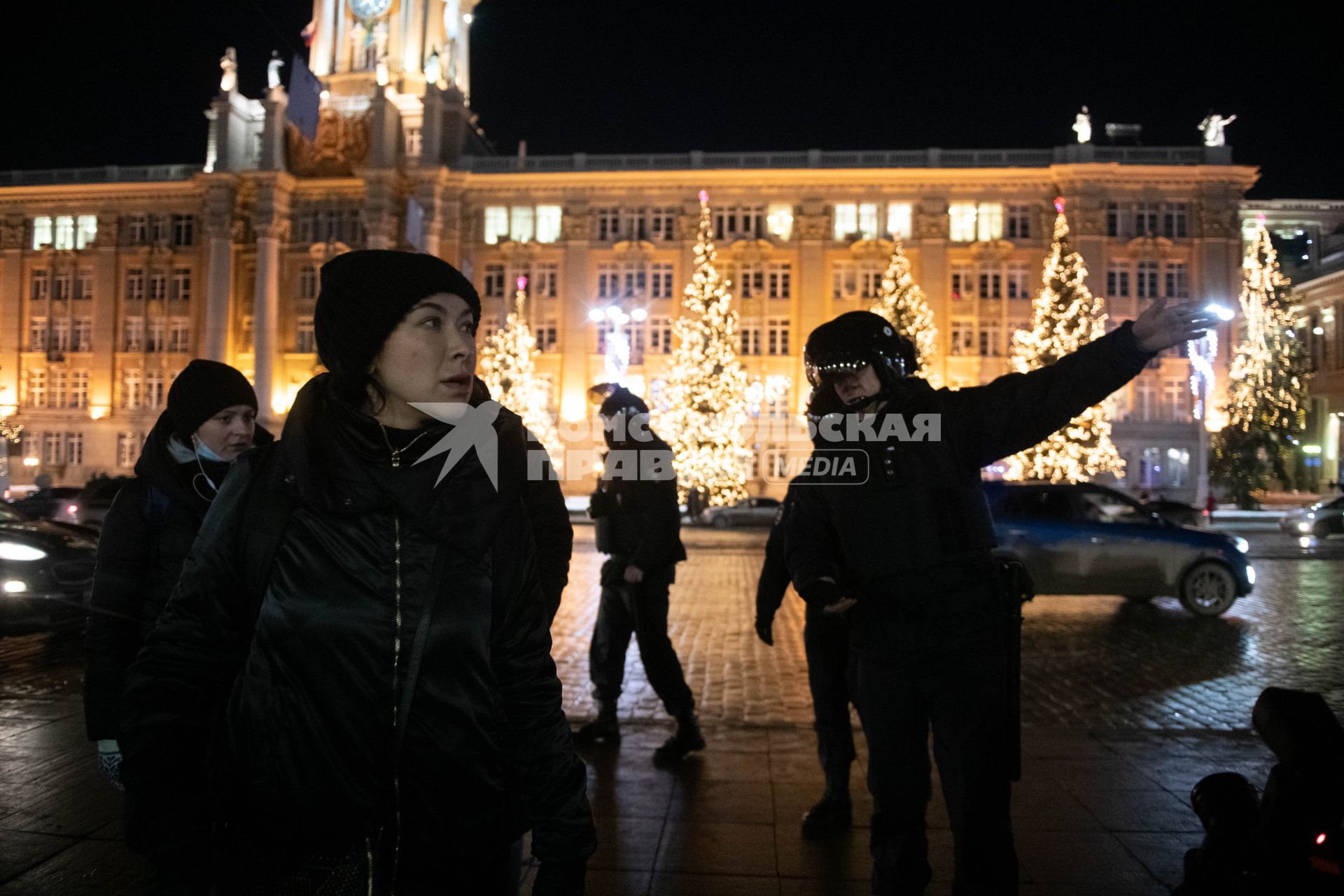 Екатеринбург. Сотрудники полиции задерживают участников несогласованной акции против войны. ВС РФ были введены на территорию ДНР и ЛНР в рамках специальной операции по демилитаризации Украины