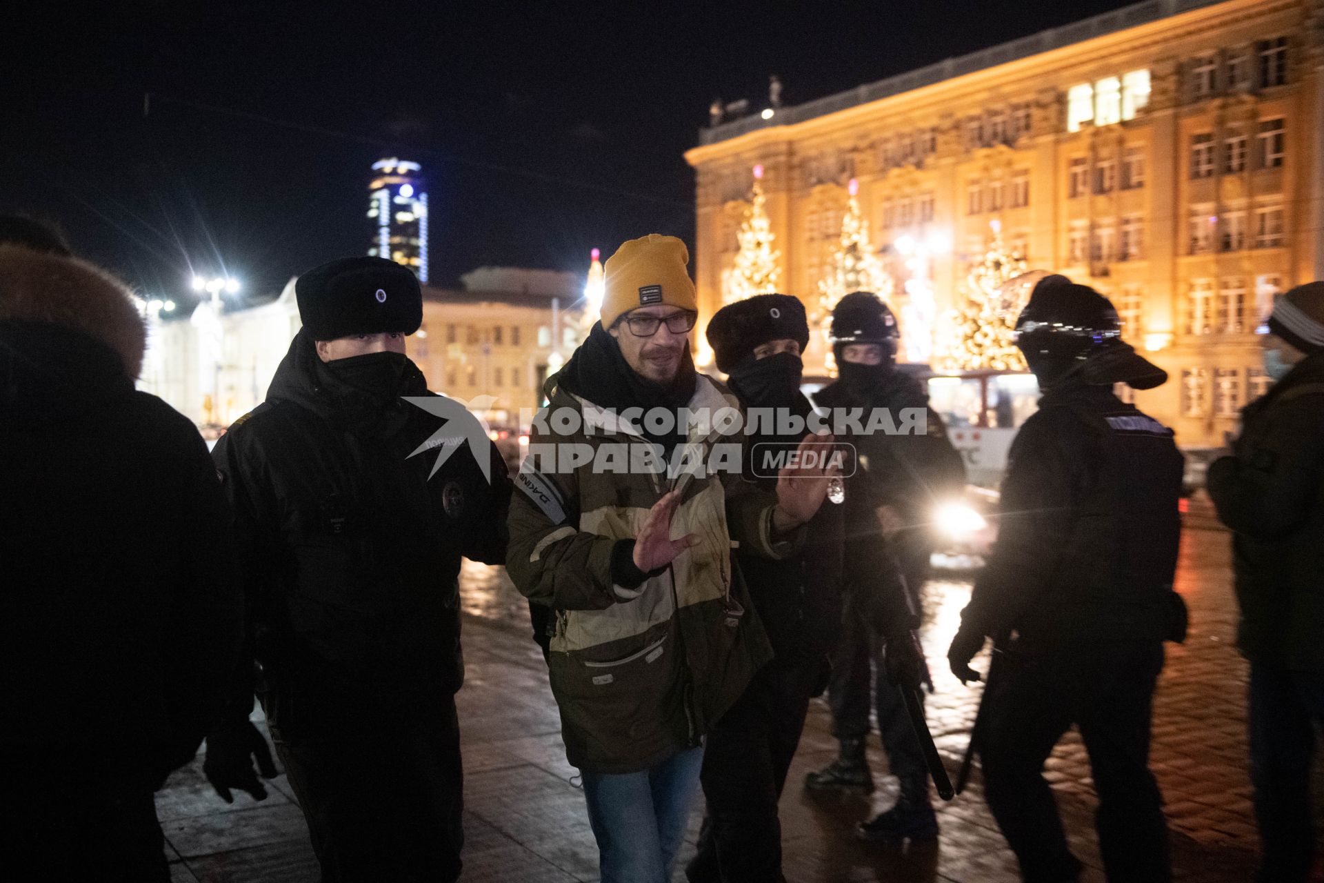 Екатеринбург. Сотрудники полиции задерживают участников несогласованной акции против войны. ВС РФ были введены на территорию ДНР и ЛНР в рамках специальной операции по демилитаризации Украины