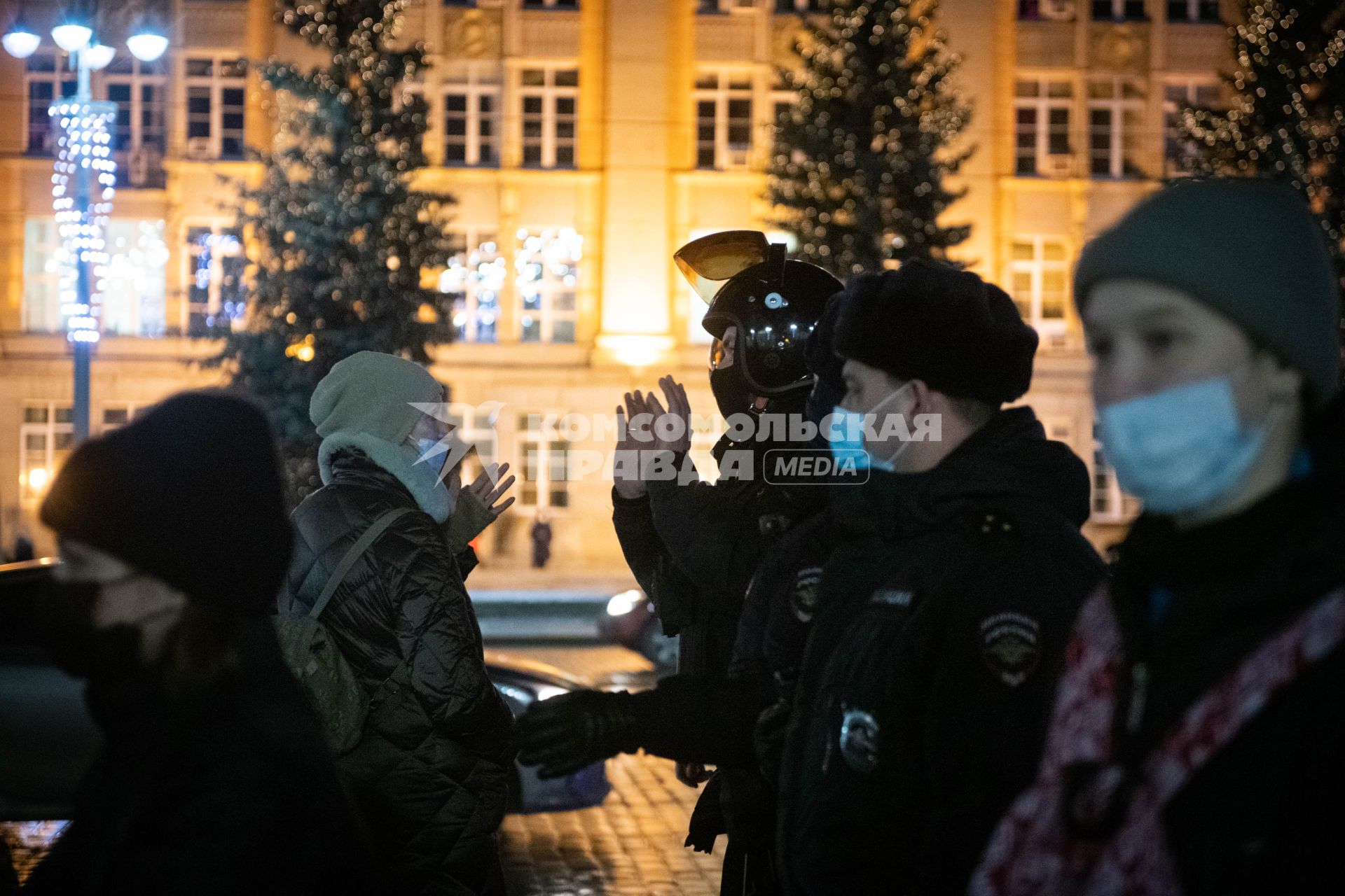 Екатеринбург. Сотрудники полиции задерживают участников несогласованной акции против войны. ВС РФ были введены на территорию ДНР и ЛНР в рамках специальной операции по демилитаризации Украины