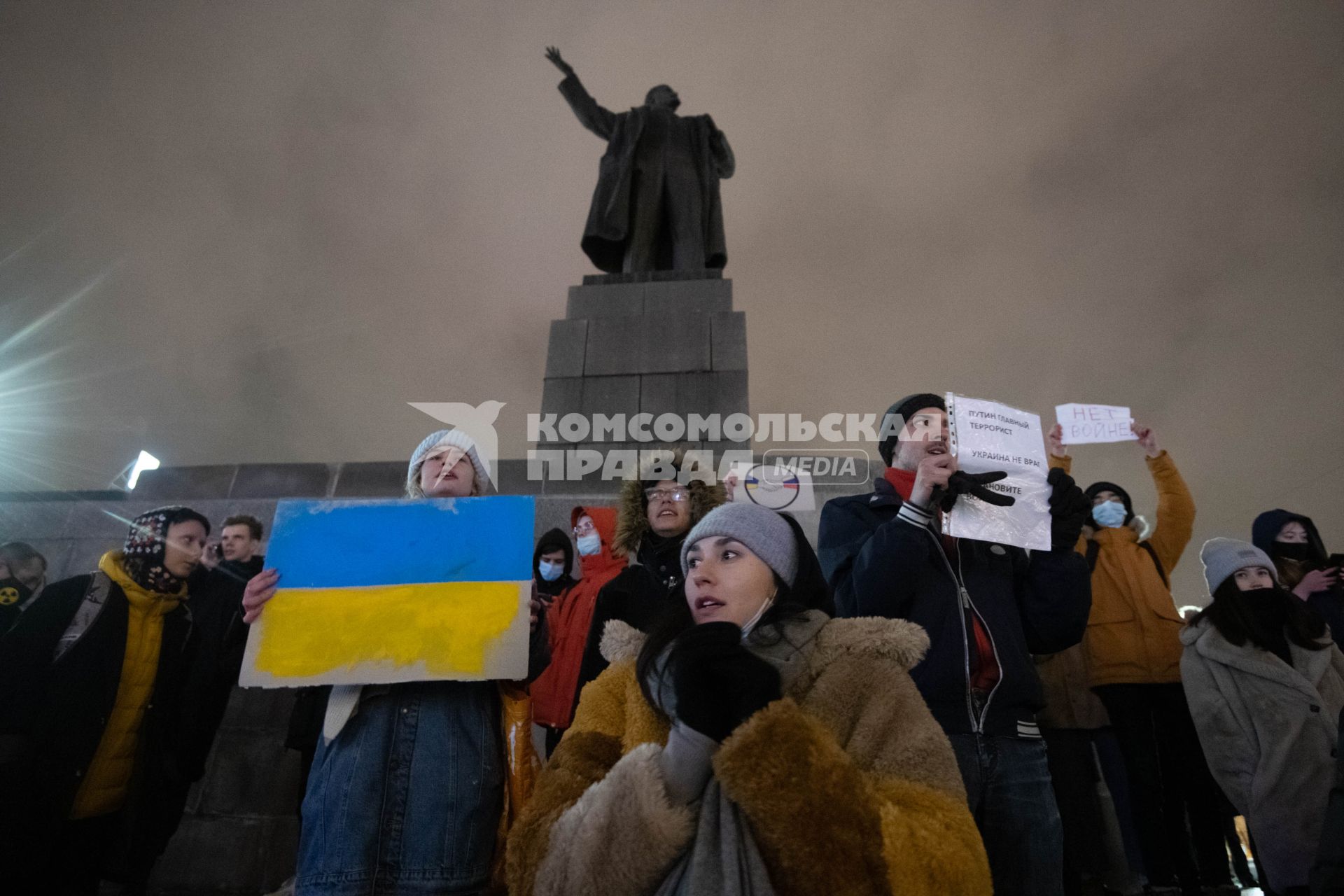 Екатеринбург. Уучастники несогласованной акции против войны. ВС РФ были введены на территорию ДНР и ЛНР в рамках специальной операции по демилитаризации Украины