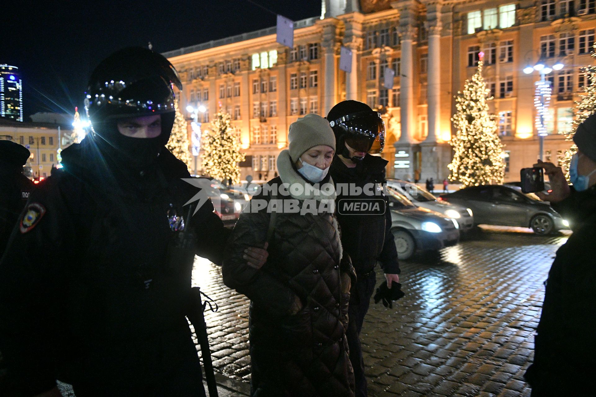 Екатеринбург. Сотрудники полиции задерживают участников несогласованной акции против войны. ВС РФ были введены на территорию ДНР и ЛНР в рамках специальной операции по демилитаризации Украины