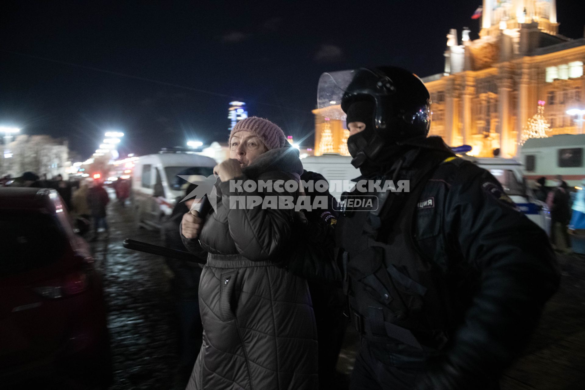 Екатеринбург. Сотрудники полиции задерживают участников несогласованной акции против войны. ВС РФ были введены на территорию ДНР и ЛНР в рамках специальной операции по демилитаризации Украины