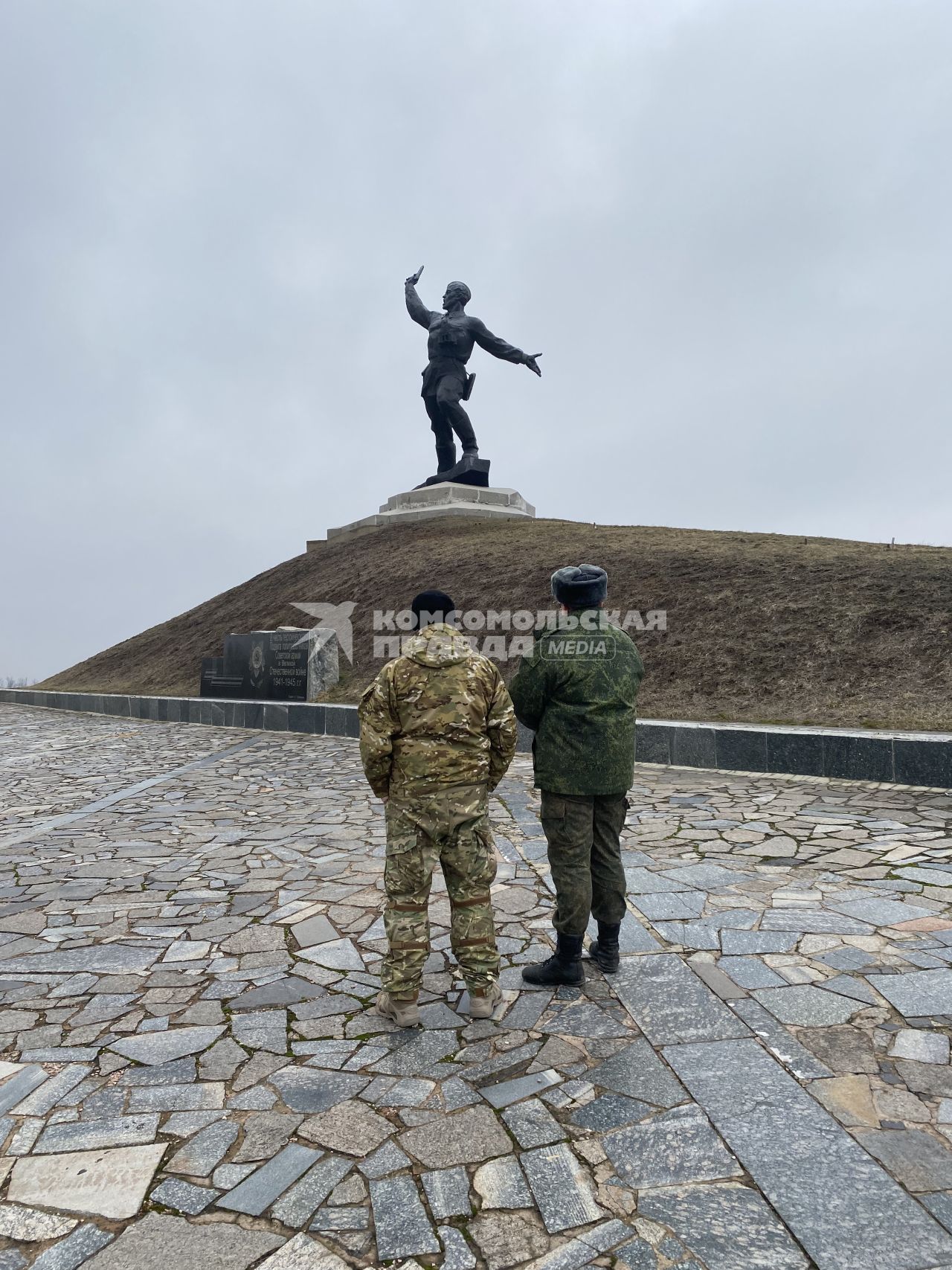 Луганская область. Славяносербский район. Памятник Политработникам Советской армии `Комбат`.