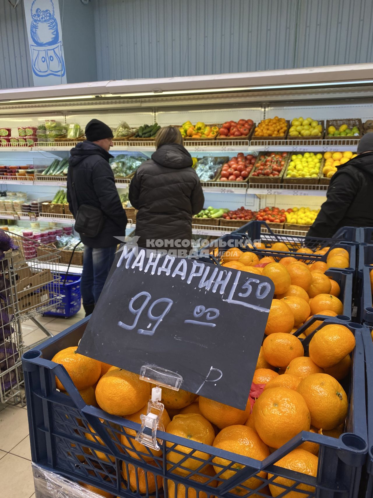 Донецк. Ценник на мандарины в продуктовом магазине.