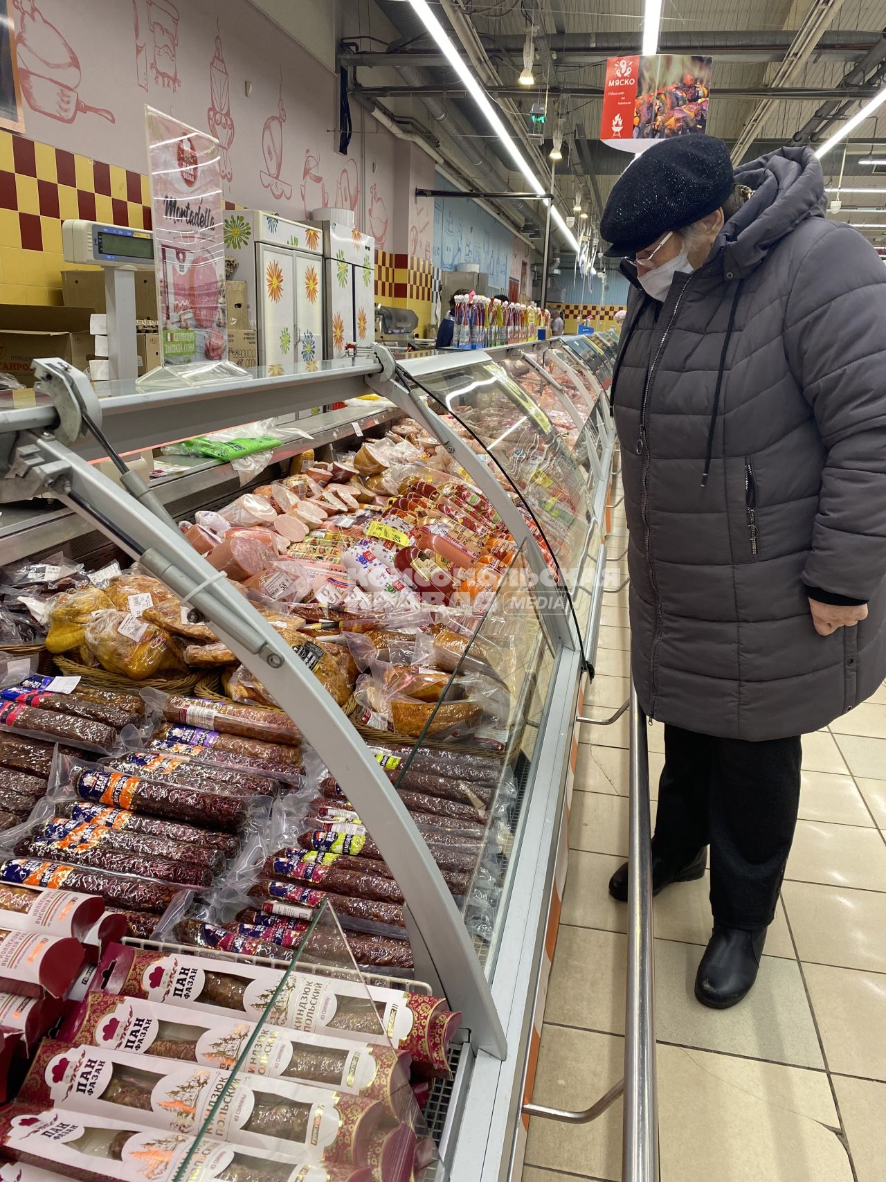 Донецк. Прилавок с колбасой в продуктовом магазине.