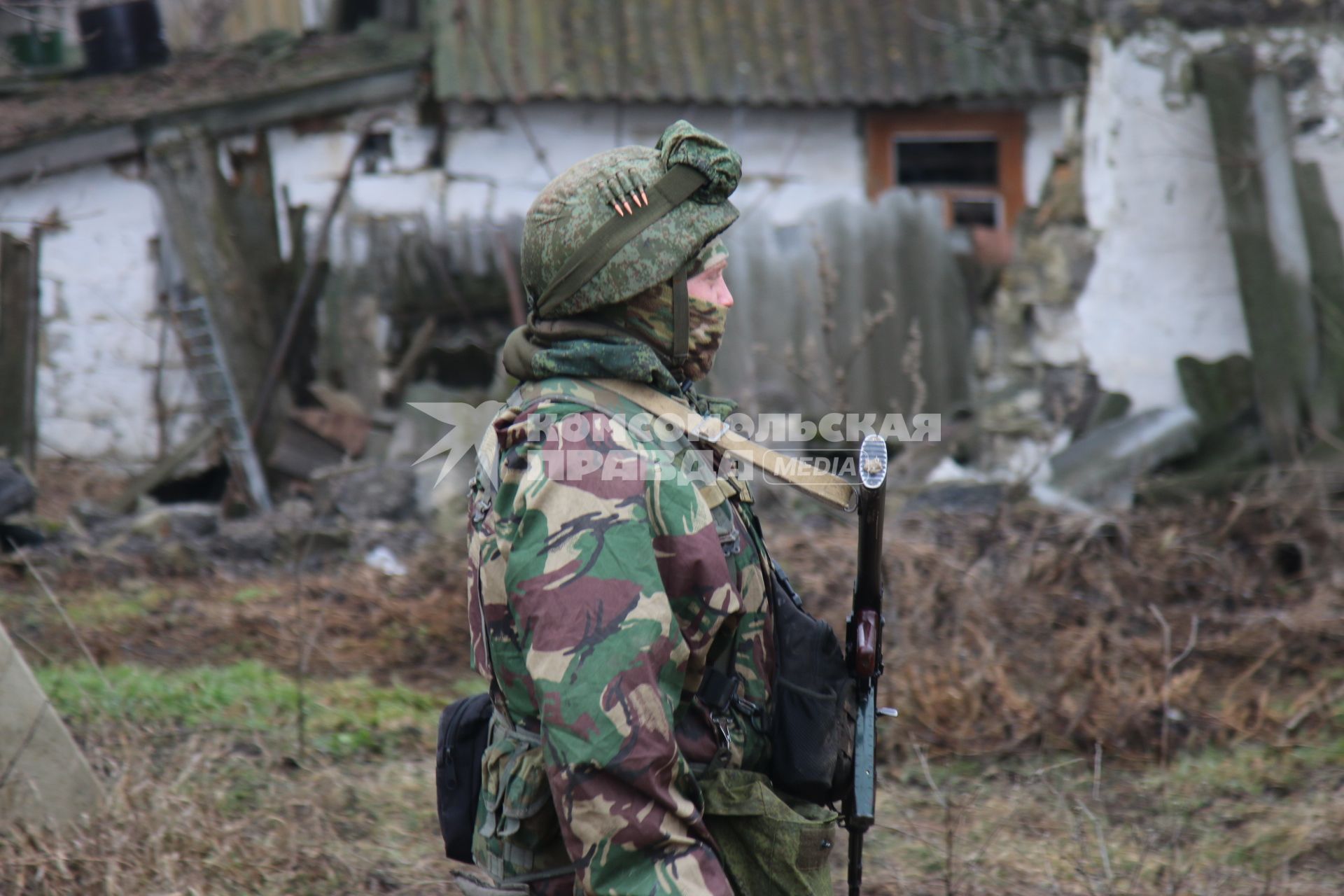 Донецкая область. Военная операции РФ по демилитаризации Украины. Военносужащий в одном из освобожденных сел перед началом наступления.