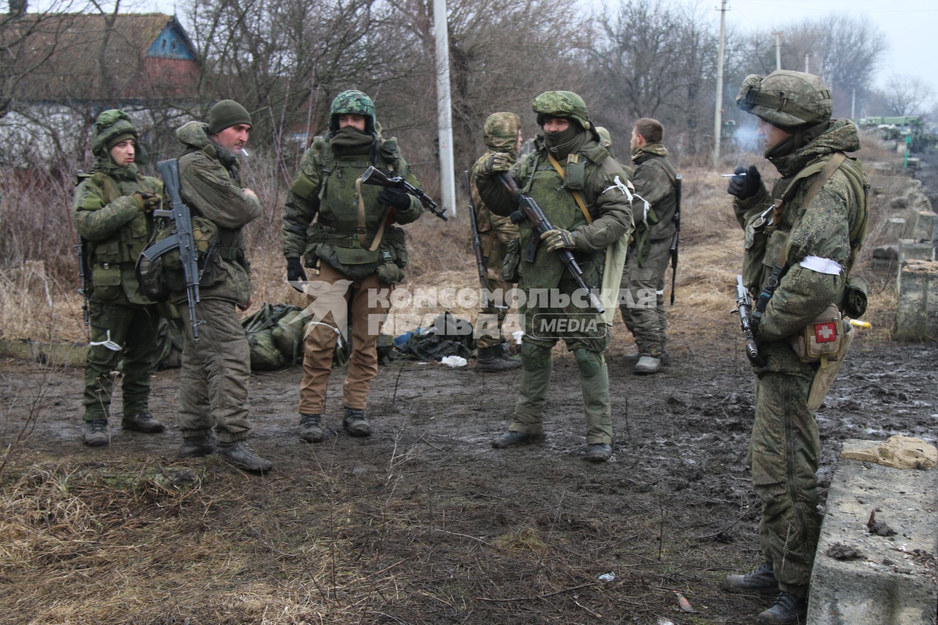 Донецкая область. Военная операции РФ по демилитаризации Украины. Военнослужащие в одном из освобожденных сел перед началом наступления.