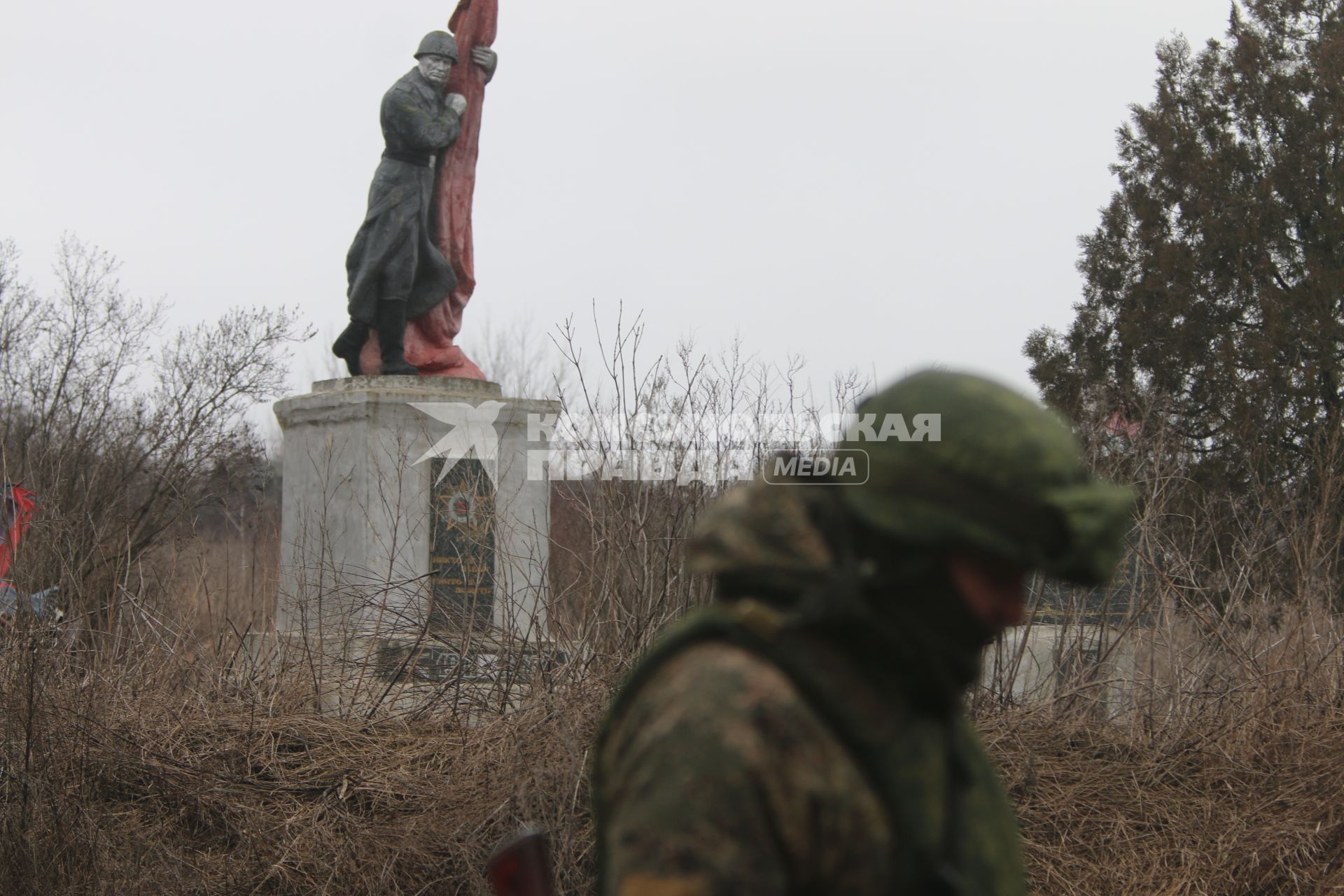 Донецкая область. Военная операции РФ по демилитаризации Украины. Военнослужащий рядом с памятником солдату в одном из освобожденных сел перед началом наступления.