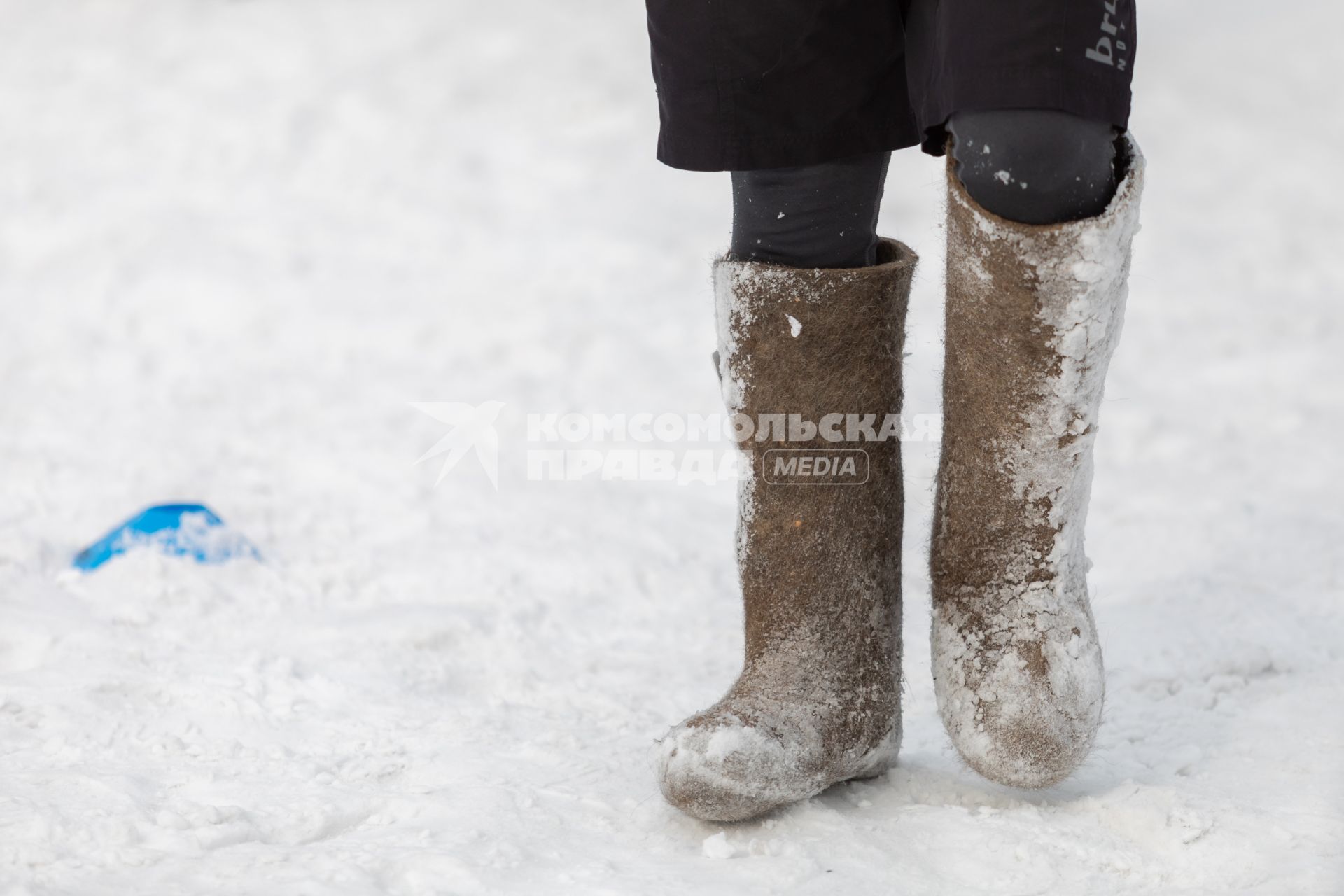 Красноярск.  На базе футбольного клуба `Юниор`провели семейный спортивный праздник под названием `Зимняя классика: футбол в валенках`.