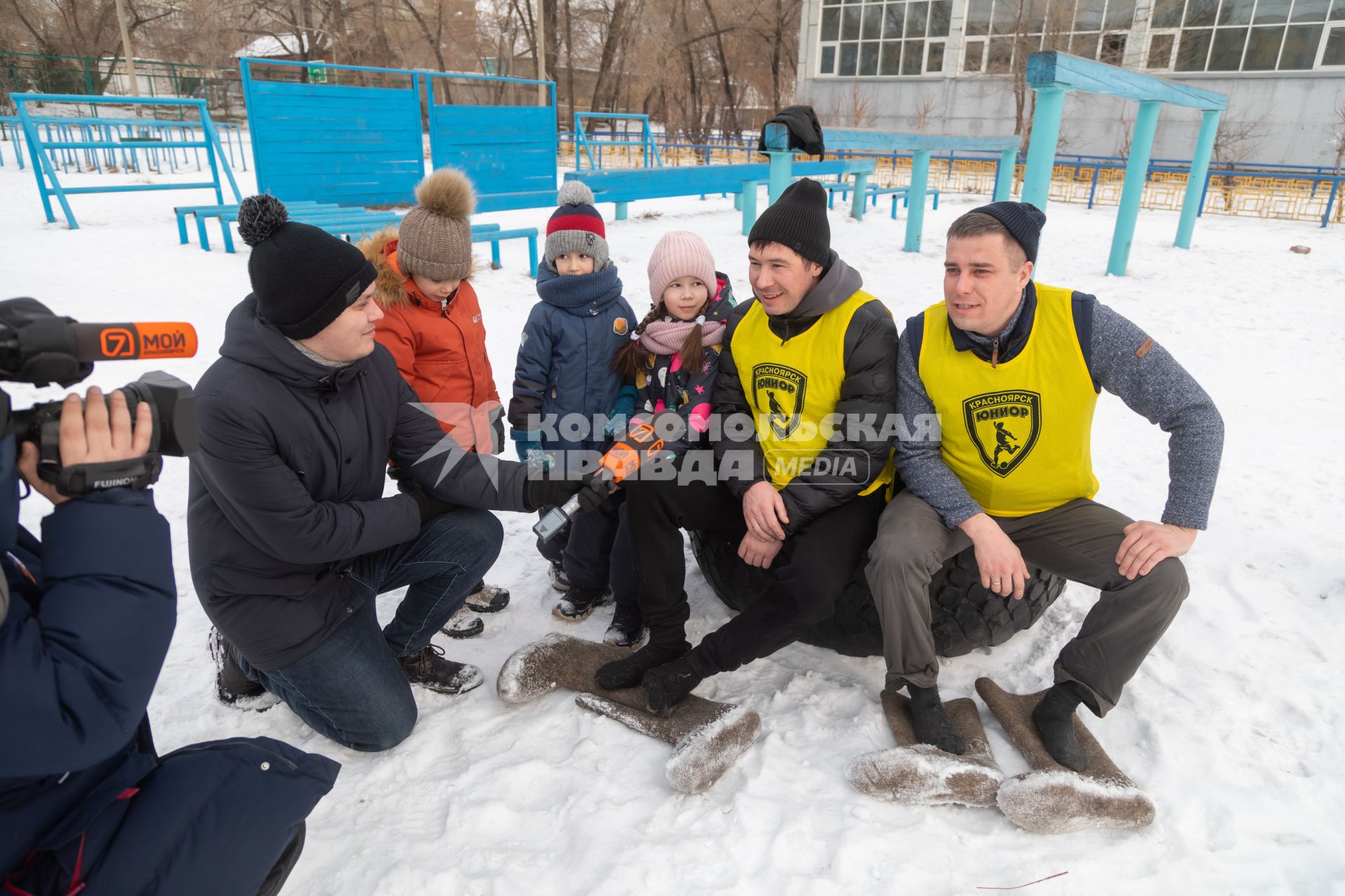 Красноярск.  На базе футбольного клуба `Юниор`провели семейный спортивный праздник под названием `Зимняя классика: футбол в валенках`.