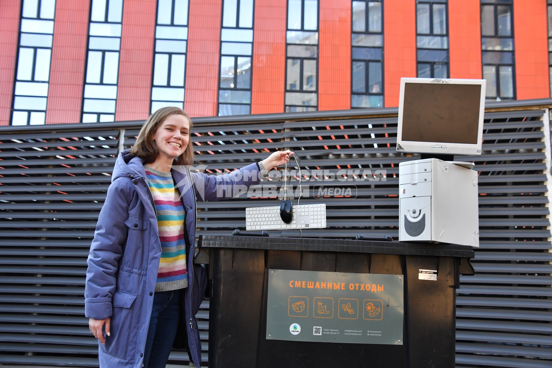 Москва.  Девушка хочет выбросить старый компьютер.