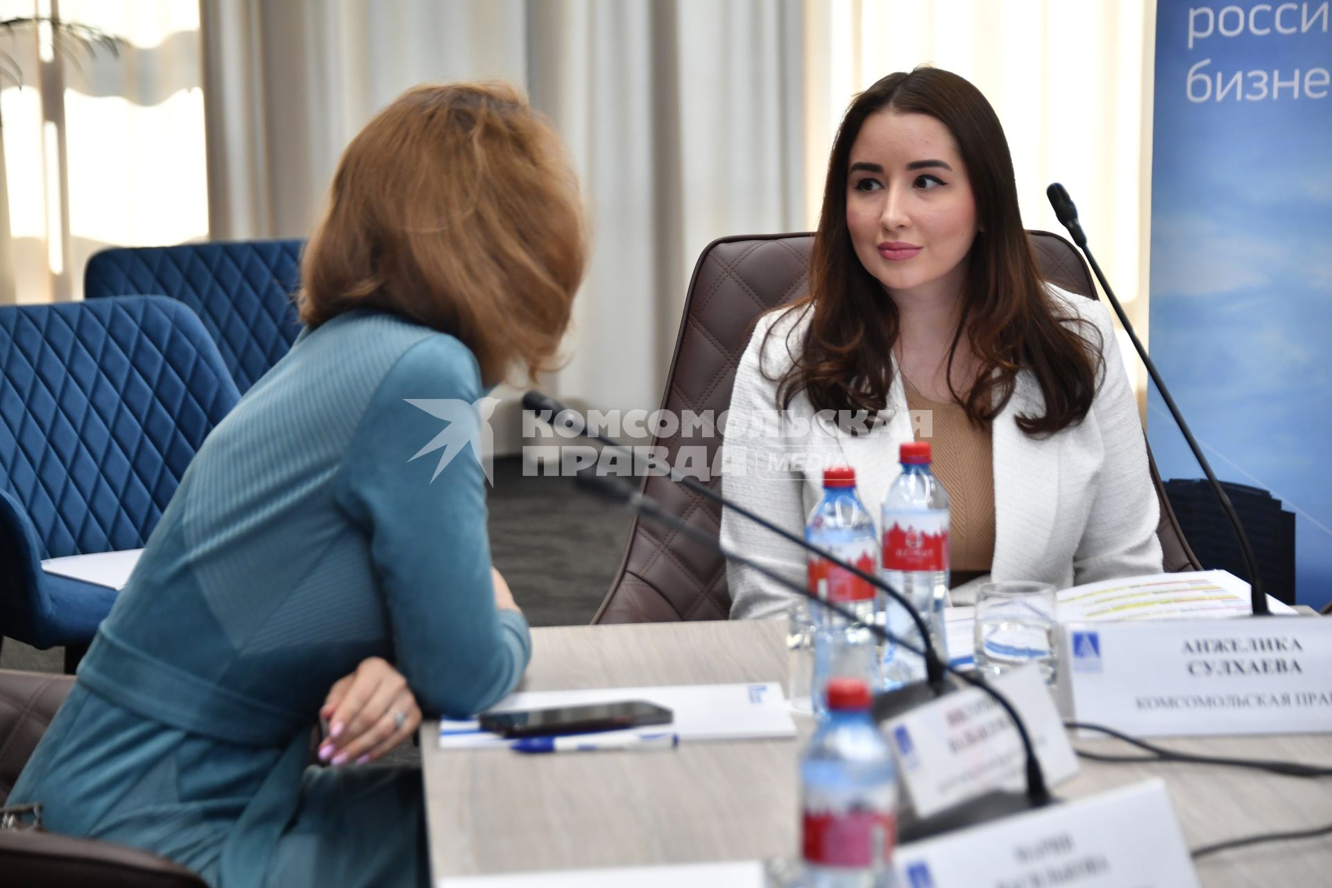 Москва. Генеральный директор Центра международного развития социального и женского предпринимательства ВЭИА Виктория Налбандова (слева) и заместитель генерального директора ИД `Комсомольская правда` (КП) Анжелика Сулхаева во время заседания Комитета по женскому лидерству на тему: `Женское лидерство, как драйвер экономического роста и развития бизнеса России` в ИД КП.