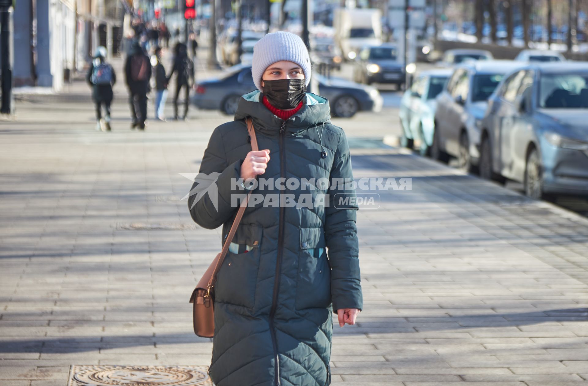 Пермь. Девушка в защитной маске на одной из улиц города.