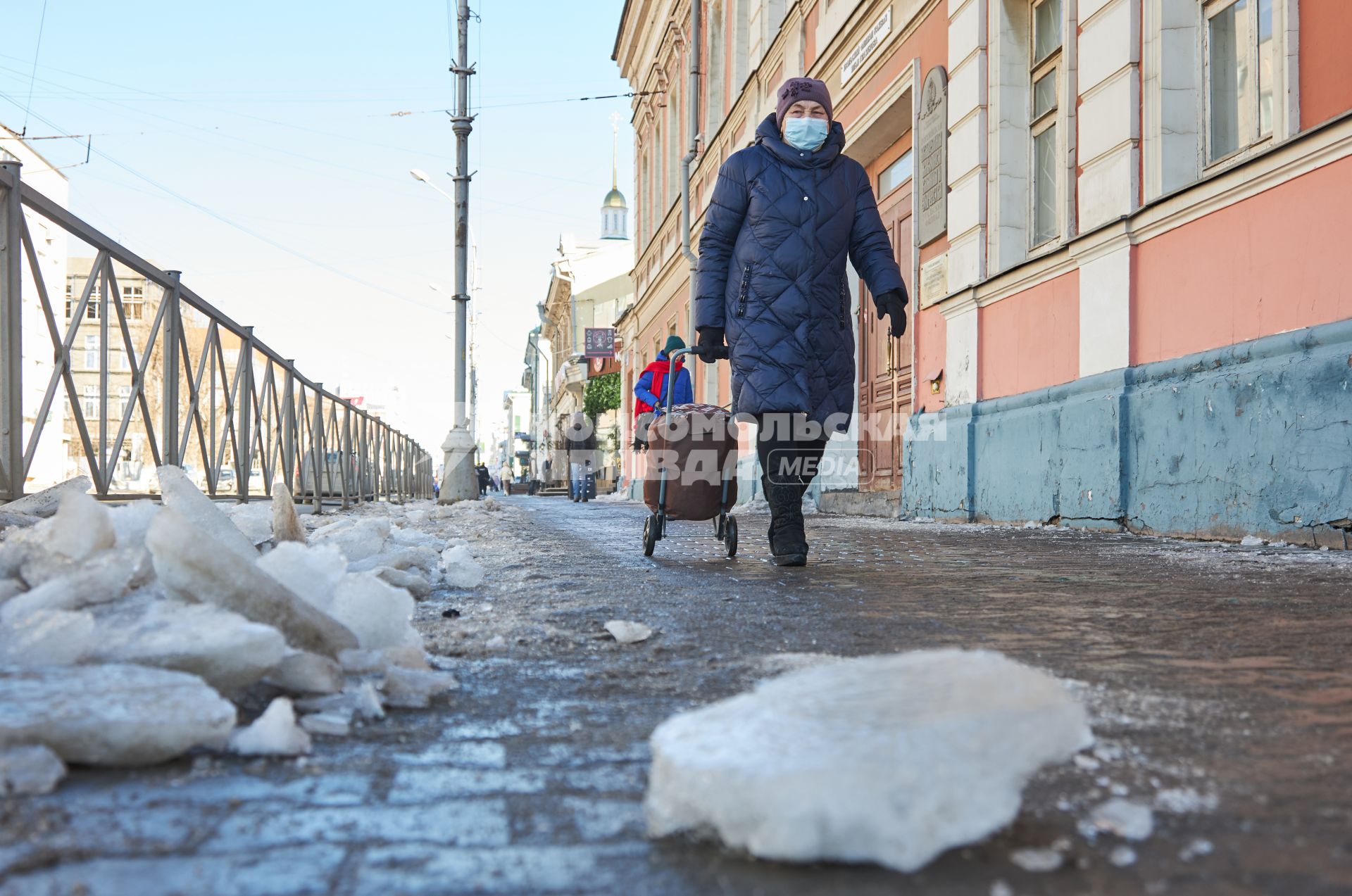 Пермь. Женщина на одной из улиц города.